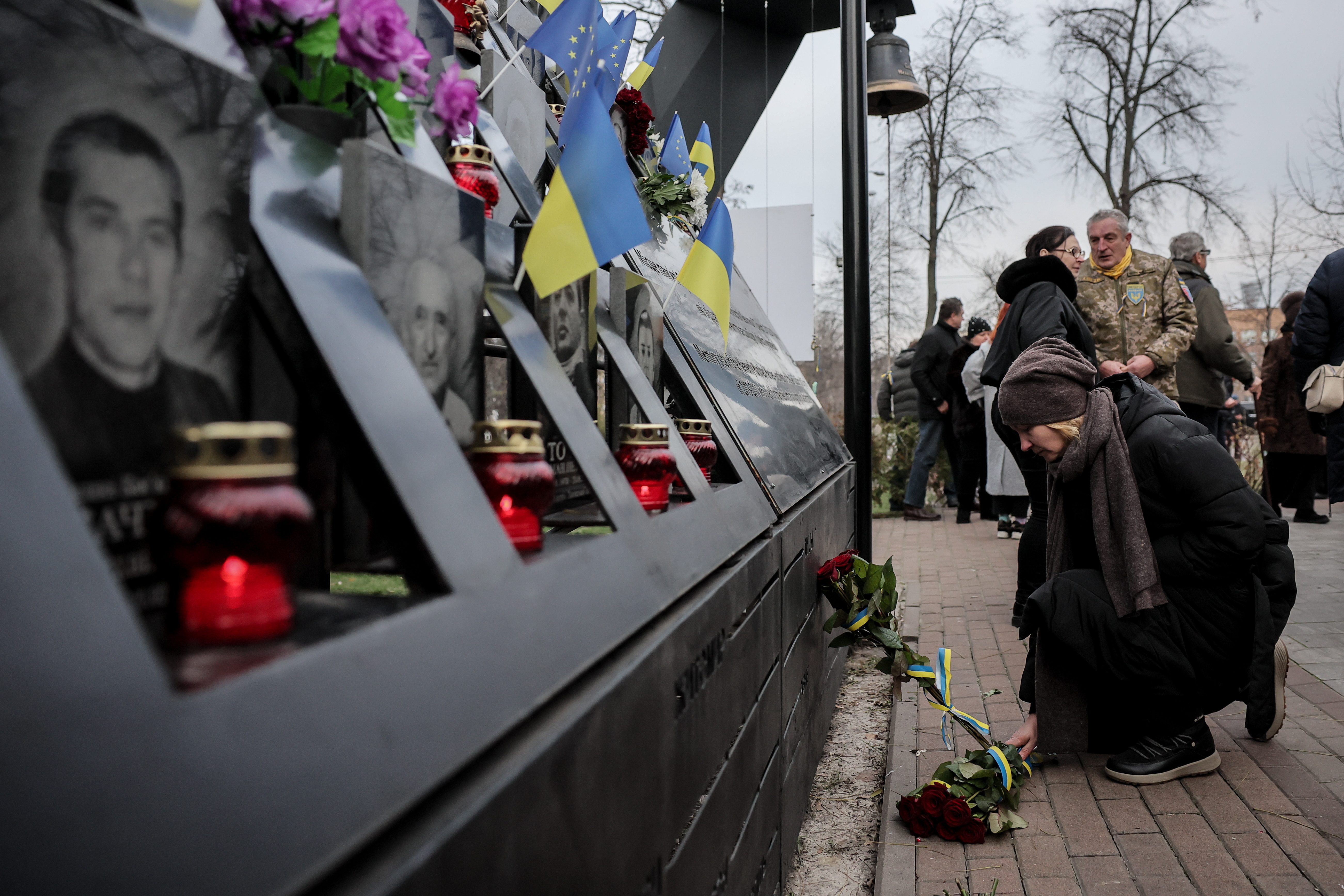 Kyiv (Ukraine), 21/11/2023.- Visitors at the memorial of Heavenly Hundred, for people killed during the Euromaidan Revolution in Kyiv, Ukraine, 21 November 2023. Ukrainians mark the 'Day of Dignity and Freedom' and the 10th anniversary of the Euromaidan revolution, commemorating 21 November 2013, when activists started an anti-government picket after then-Prime Mykola Azarov announced the suspension of a landmark treaty with the European Union. The protests eventually led to the ouster of President Viktor Yanukovych, creating political rifts throughout the country that erupted into a violent conflict between separatists and government forces in the eastern part of the country in the spring of 2014. (Protestas, Rusia, Ucrania, Kiev) EFE/EPA/Oleg Petrasyuk