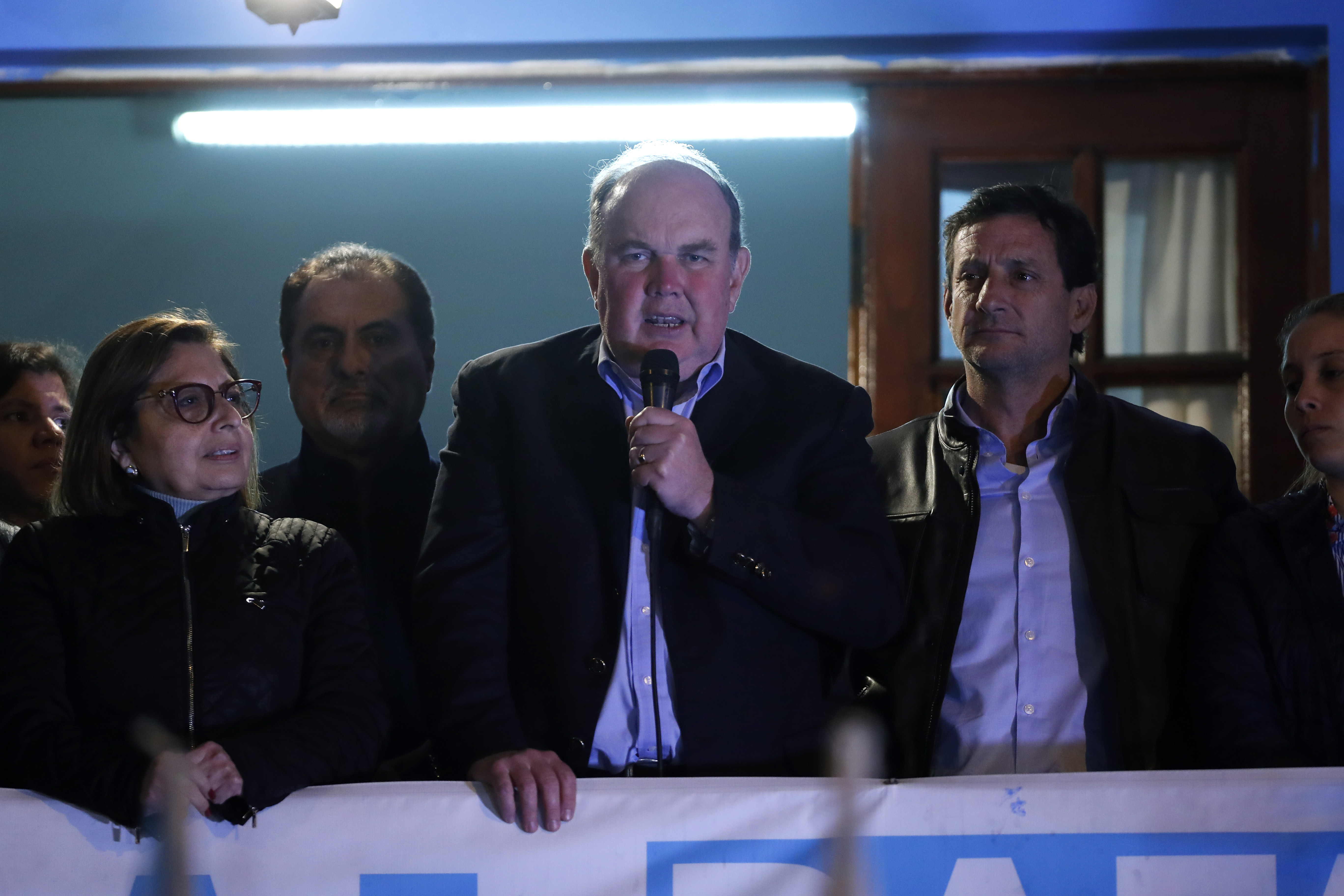 AME1850. LIMA (PERÚ), 02/10/2022.- El empresario ultraconservador Rafael López Aliaga habla durante un acto hoy, en Lima (Perú). El empresario ultraconservador Rafael López Aliaga y el general retirado derechista Daniel Urresti mantienen un empate técnico en las elecciones para ocupar la Alcaldía de Lima en el período 2023-2026, según un sondeo publicado por la empresa privada Ipsos al término de los comicios regionales y locales que se celebraron este domingo en Perú. EFE/ Paolo Aguilar