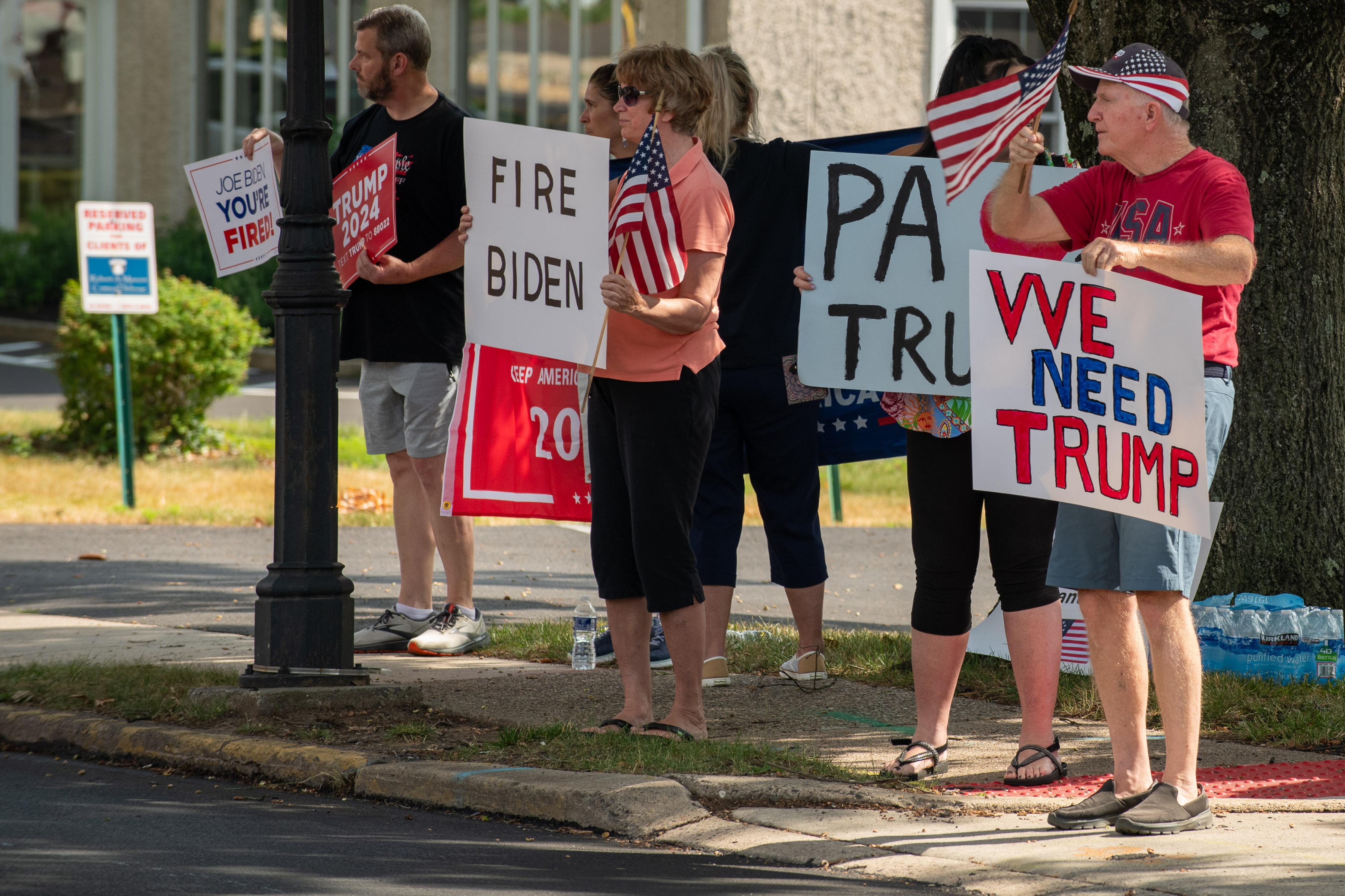 Trump sale fortalecido del atentado, mientras Biden está cada vez más aislado