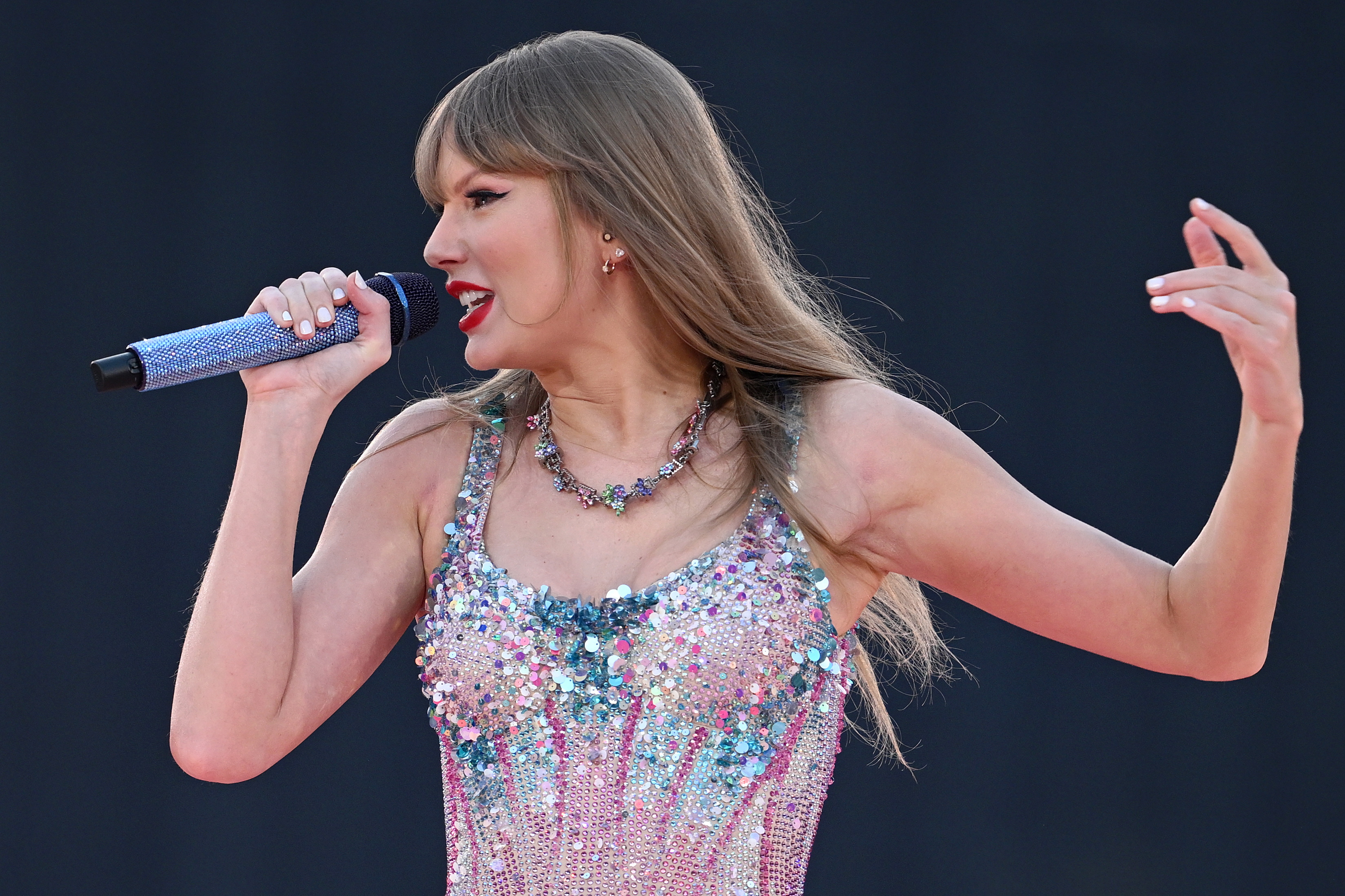Melbourne (Australia), 16/02/2024.- American singer songwriter Taylor Swift performS during the first night of The Eras Tour in Australia at the Melbourne Cricket Ground, Melbourne, Australia, 16 February 2024. Taylor Swift's Eras Tour has descended on Melbourne, with the pop megastar expected to perform in front of the biggest crowds of her career so far. EFE/EPA/JOEL CARRETT EDITORIAL USE ONLY, NO COMMERCIAL USE, NO PUBLICATION COVERS, AUSTRALIA AND NEW ZEALAND OUT EDITORIAL USE ONLY/NO SALES EDITORIAL USE ONLY/NO SALES EDITORIAL USE ONLY/NO SALES