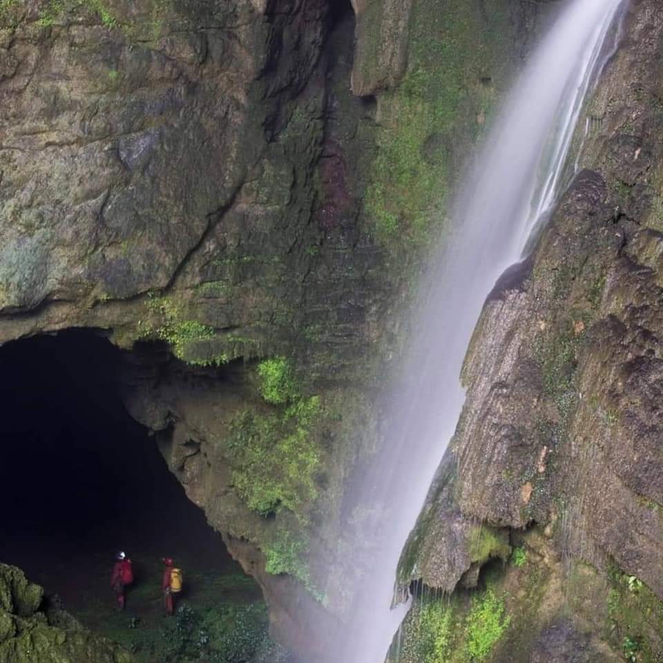 Caverna El Caracol, en el Peñón, Santander.