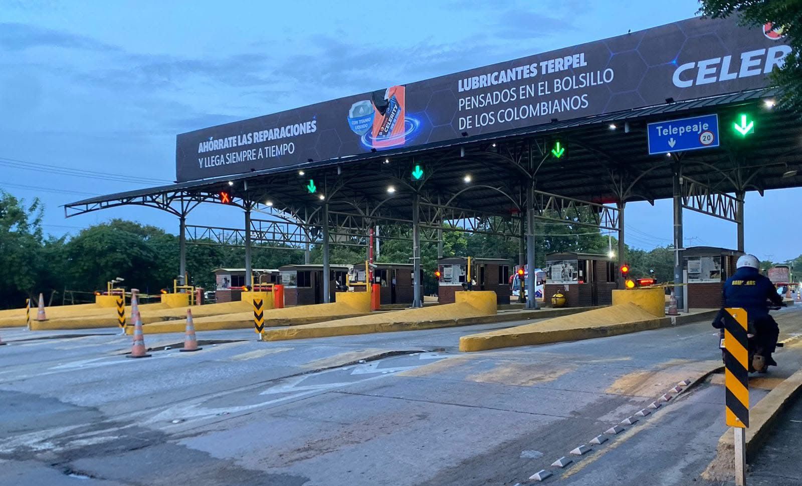 Siguen los bloqueos en Sabanagrande con los que exigen desmonte del peaje