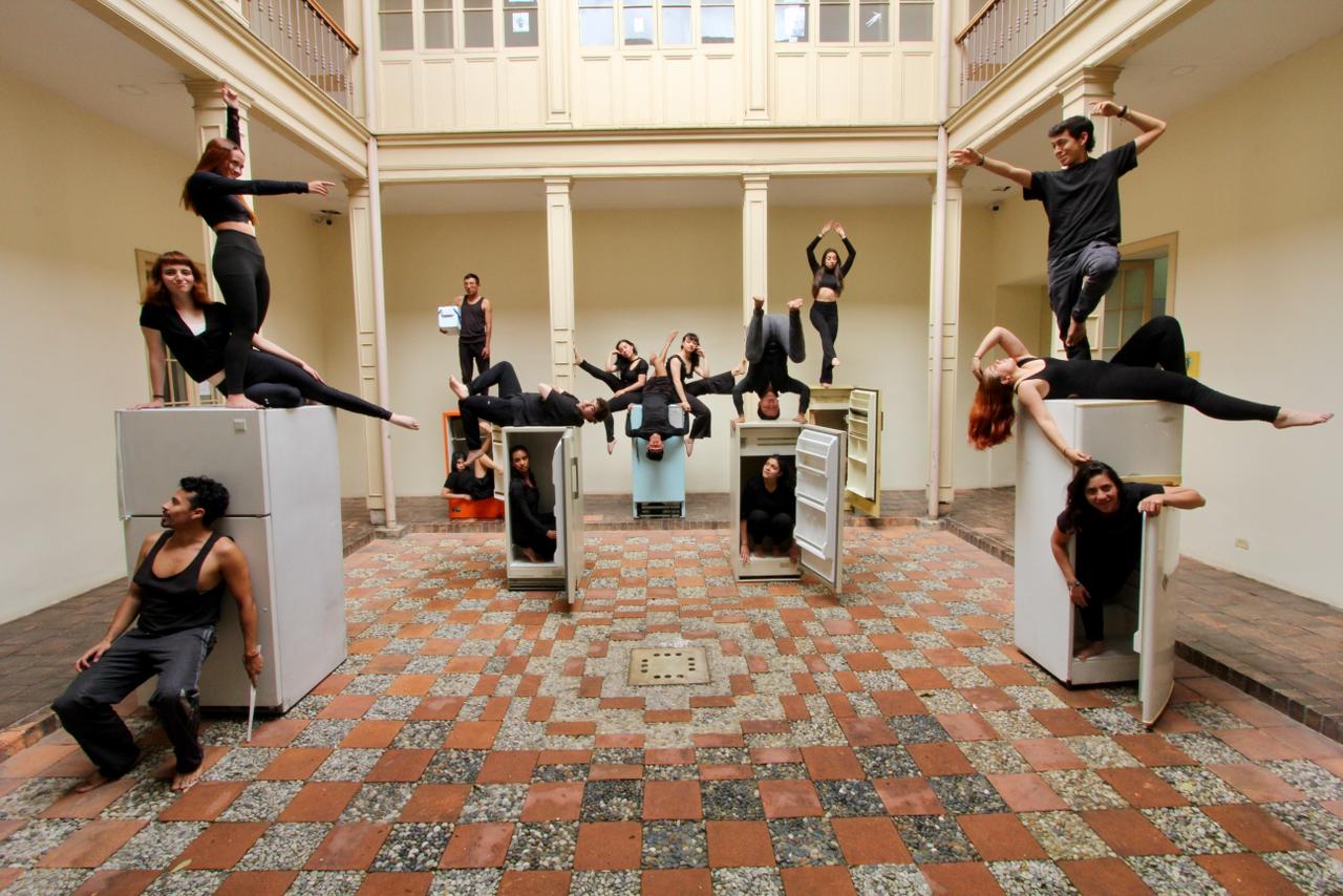 Catorce artistas jóvenes fueron los encargados de transformar las cartas en micro escenas teatrales y en neveras intervenidas