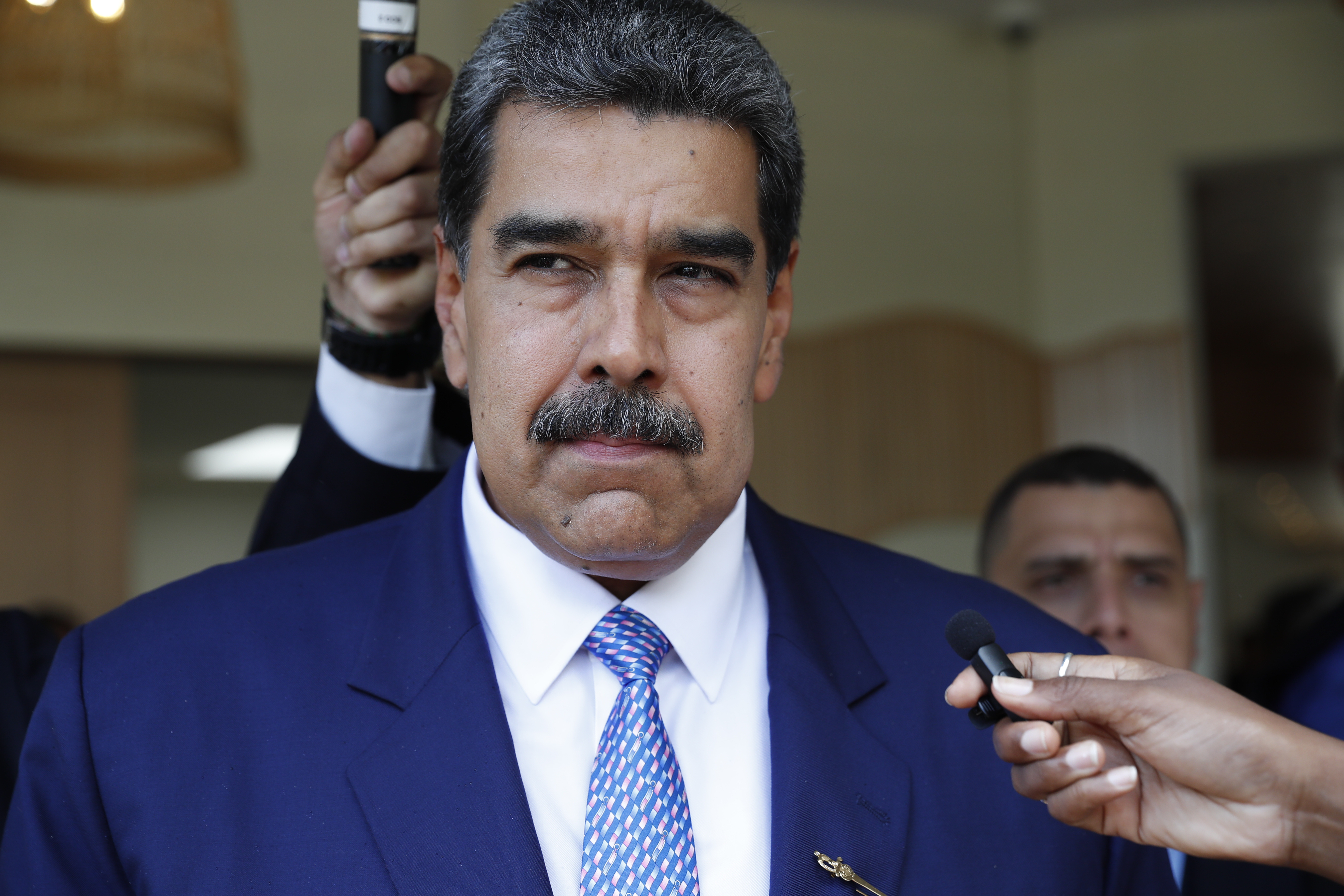 Maduro se queda solo