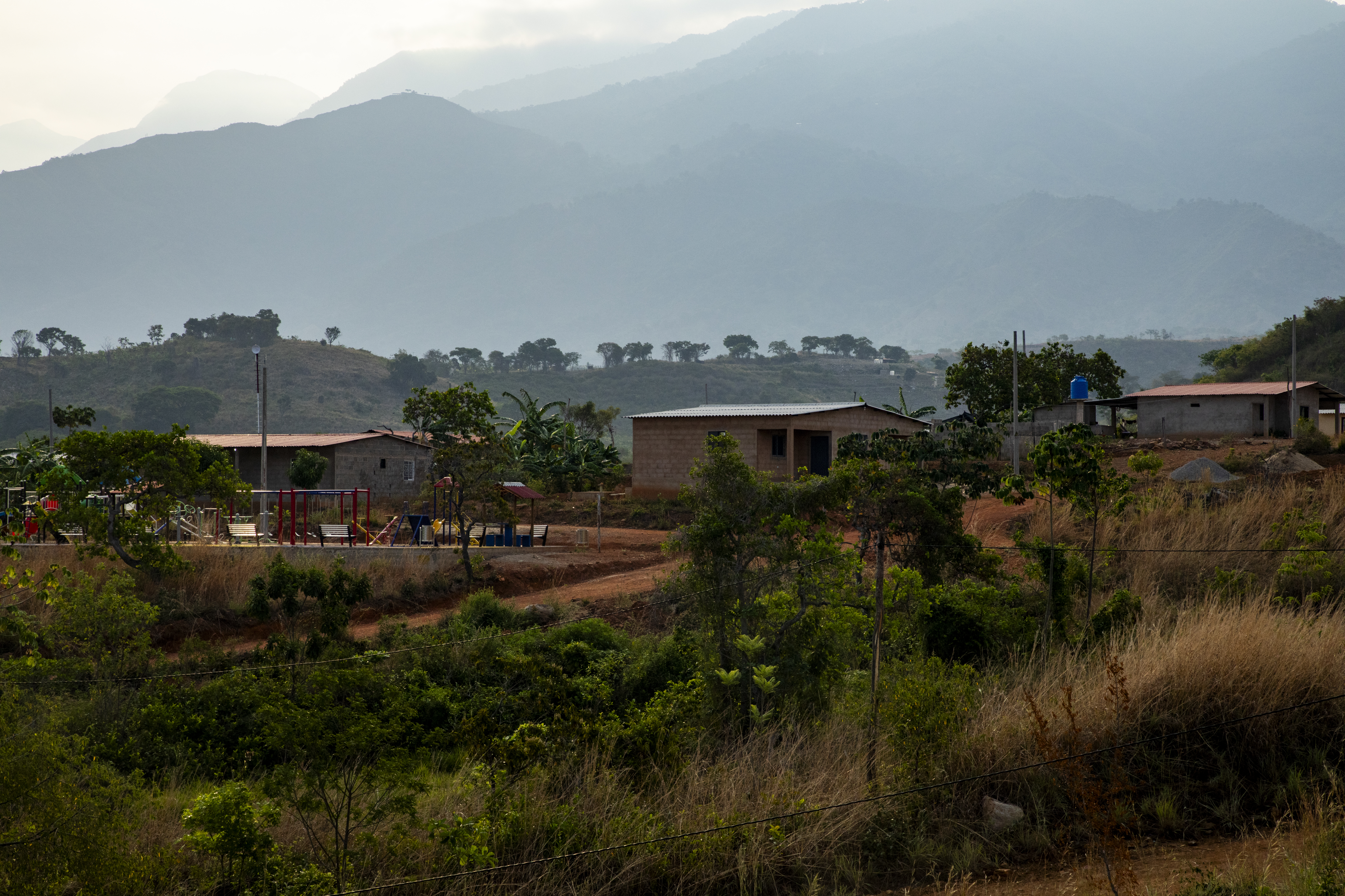 Tierra Grata es un poblado de 24 hectáreas que en 2018, tras la acreditación, consiguió el título de vereda gracias al largo trabajo de liderazgo de la Junta de Acción Comunal, integrada por los mismos excombatientes. Ahora, el sueño es mayor porque quieren convertirse en un corregimiento.