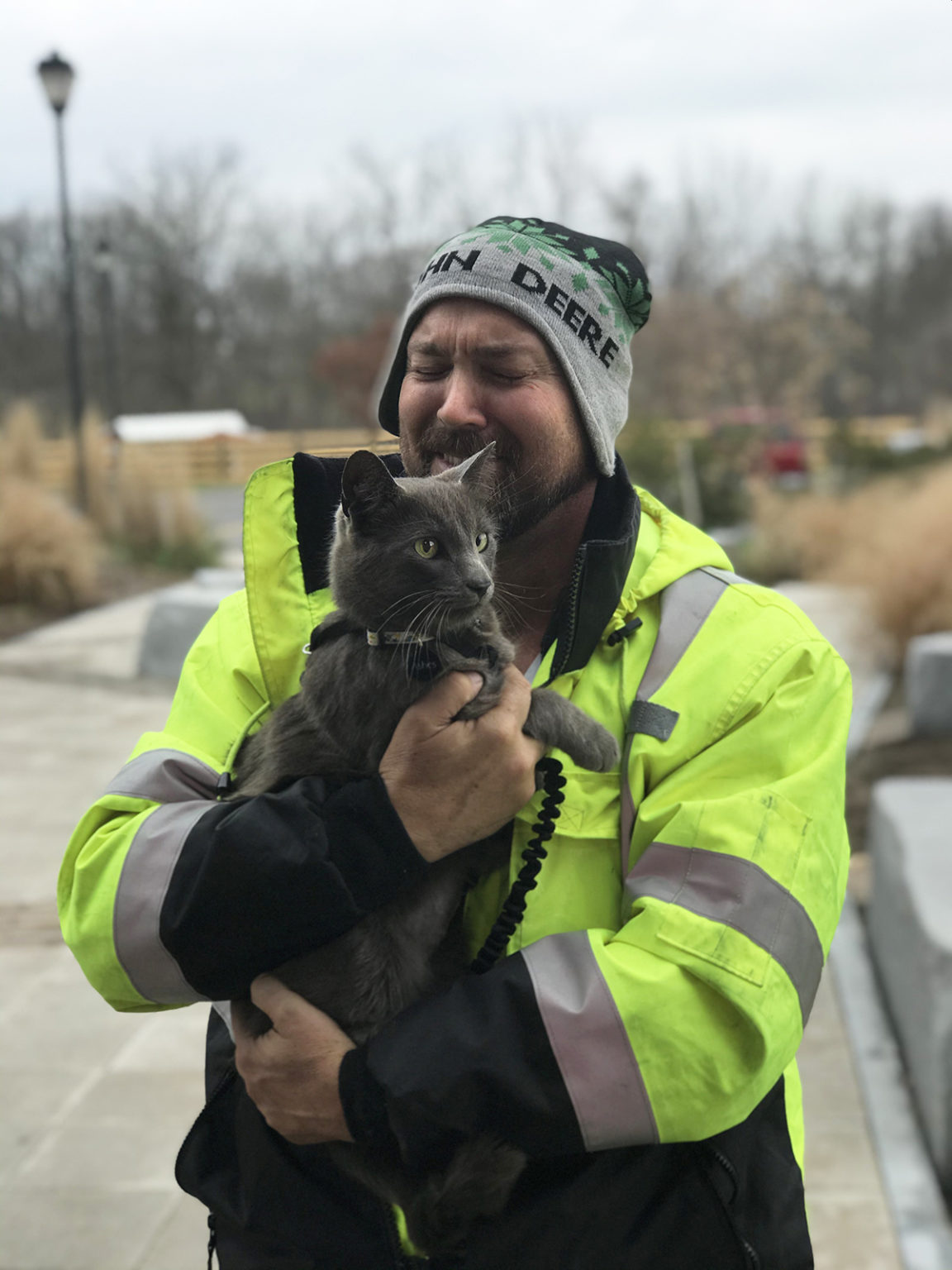 El emotivo reencuentro entre un hombre y su gato perdido en Estados Unidos.