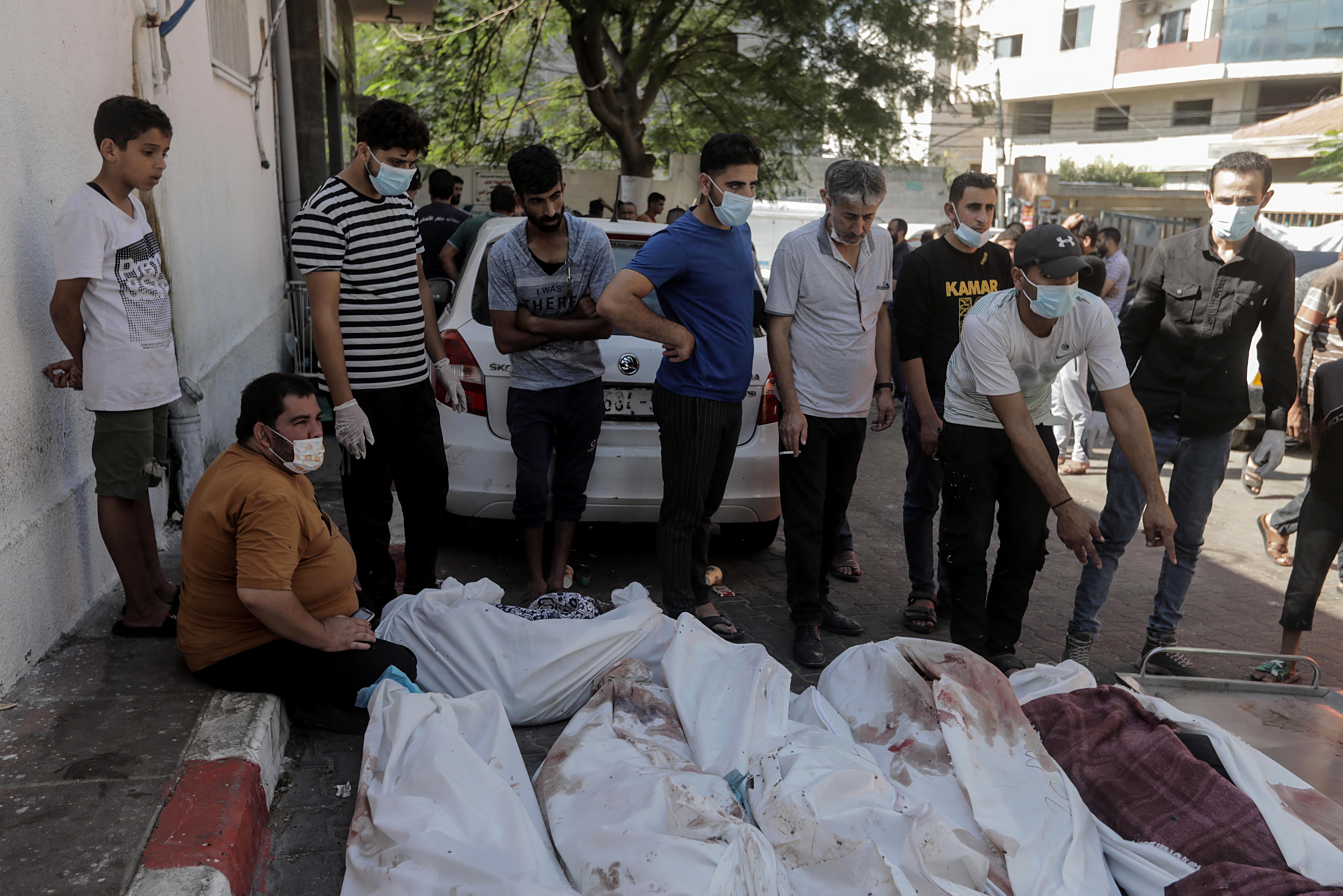 Gaza (---), 18/10/2023.- The scene at Al-Shifa hospital in Gaza city where relatives arrived to identify the remains of people killed in Israeli airstrikes, Gaza Strip 18 October 2023 According to Palestinian authorities in Gaza hundreds of people have been killed in an airstrike to the hospital in Gaza on 17 October. Israel has denied responsibility and said a Hamas rocket misfire caused the blast. More than 3,000 Palestinians and 1,400 Israelis have been killed according to the Israel Defense Forces (IDF) and the Palestinian Health authority since Hamas militants launched an attack against Israel from the Gaza Strip on 07 October. Israel has warned all citizens of the Gaza Strip to move to the south ahead of an expected invasion. EFE/EPA/MOHAMMED SABER EPA-EFE/HAITHAM IMAD
