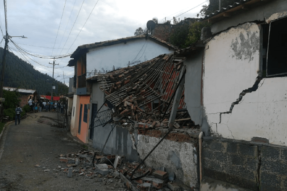 Ante riesgo de derrumbe evacuan 14 viviendas en Caldas, Antioquia