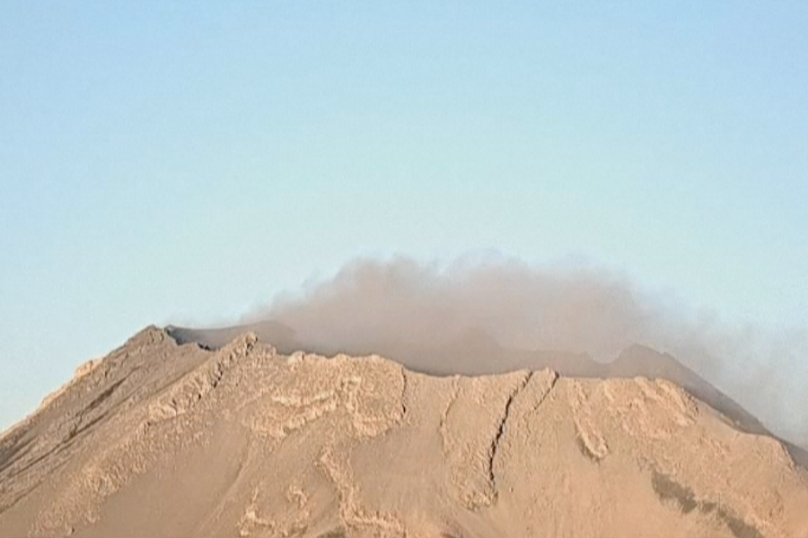 Volcán Ubinas de Perú aumenta su actividad con explosiones y emisión de ceniza