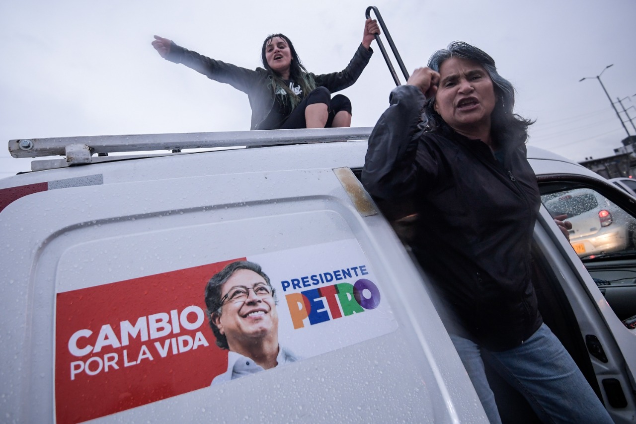En dicho punto, sobre la Carrera 30 con intersección de la Avenida NQS, existe un embotellamiento por la cantidad de vehículos que se han unido a la caravana de festividad y los automóviles y buses que quedaron en medio de la celebración.