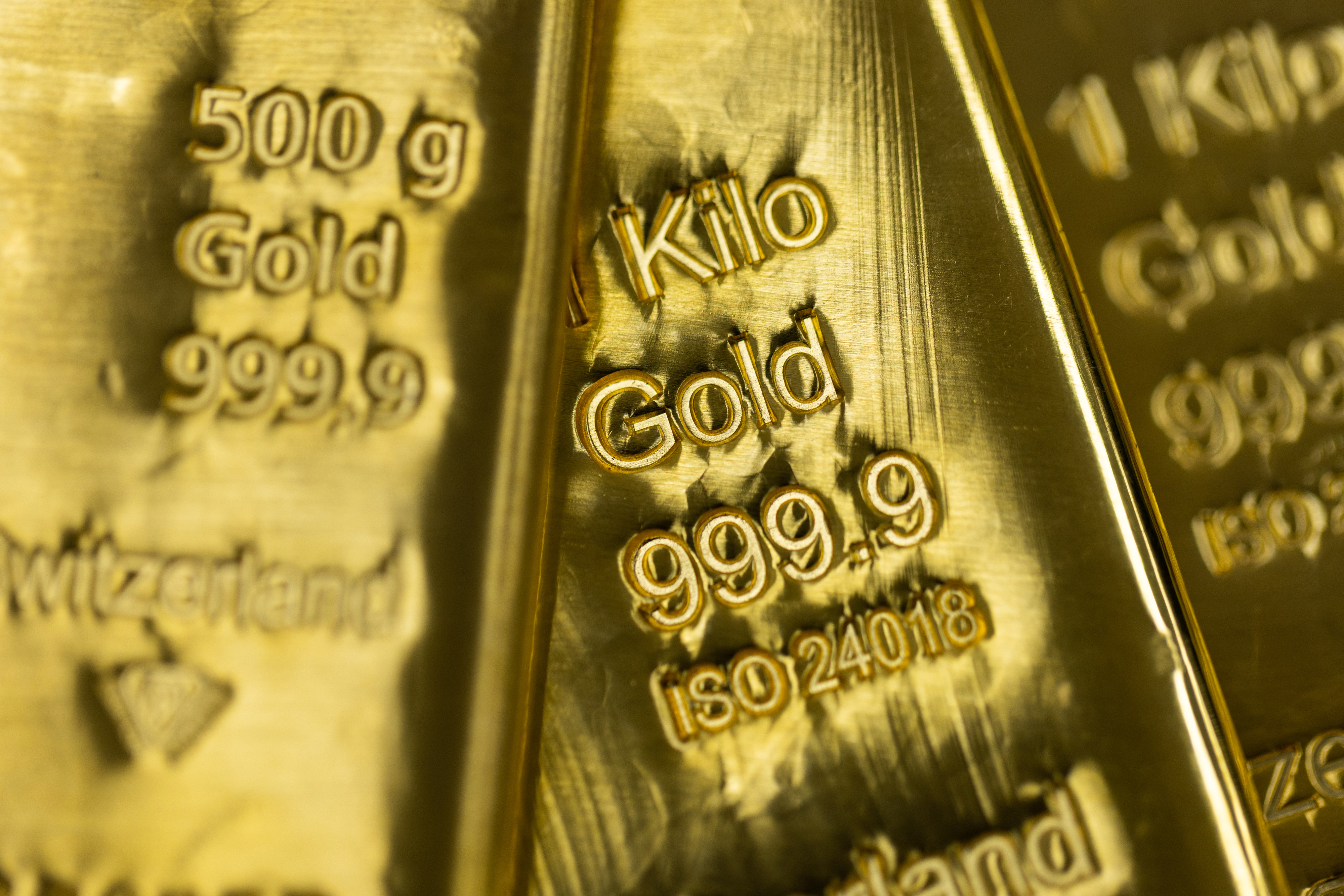 El oro mantiene las pérdidas mientras Trump señala su apertura a más negociaciones