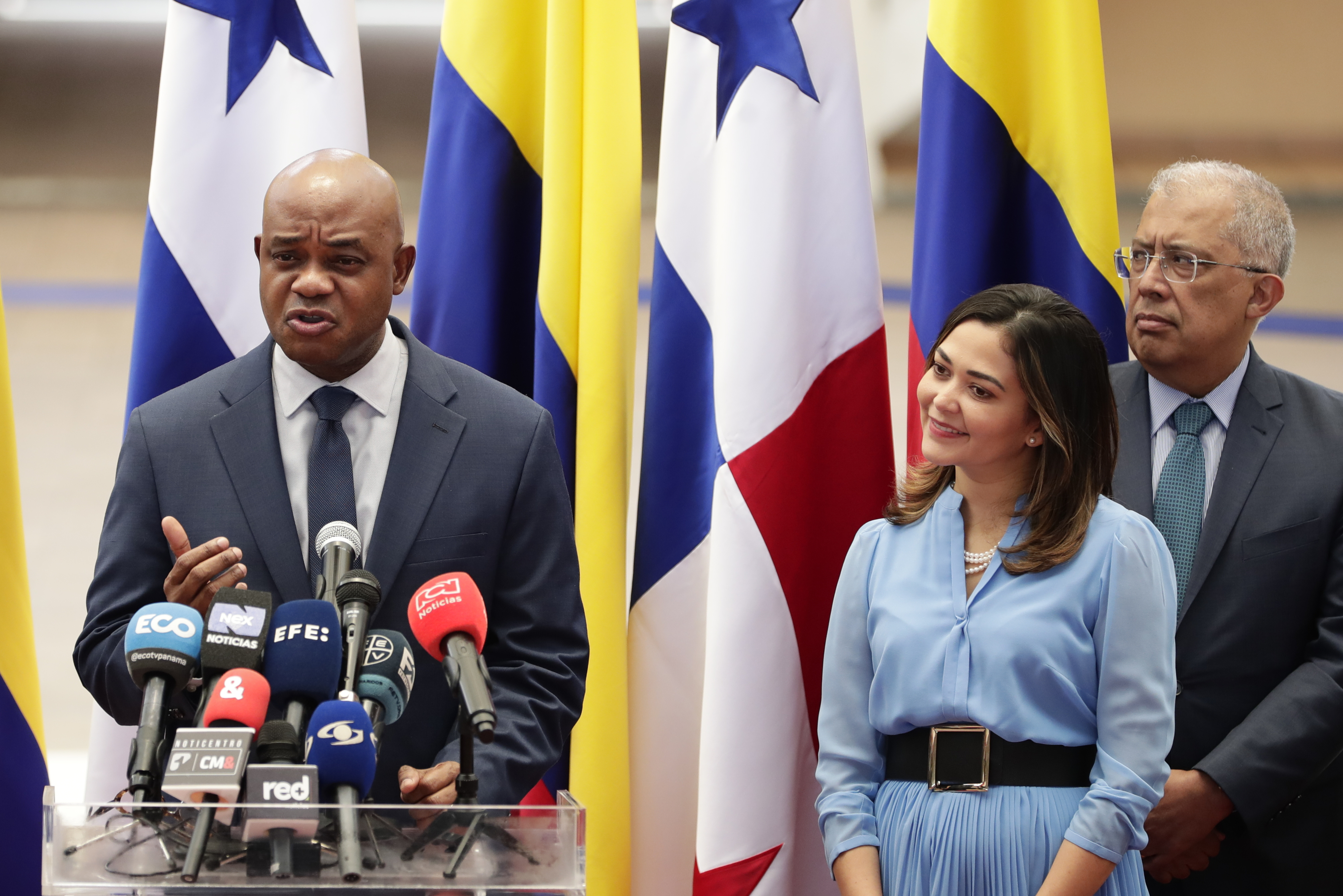AME4888. CIUDAD DE PANAMÁ (PANAMÁ), 05/04/2024.- El canciller de Colombia, Luis Gilberto Murillo, habla tras reunirse con su homóloga de Panamá, Janaina Tewaney (der.), este viernes en Ciudad de Panamá (Panamá). La reunión se da en el contexto de la crisis migratoria regional y los miles de viajeros irregulares que atraviesan ambos países con destino a Norteamérica. EFE/ Bienvenido Velasco