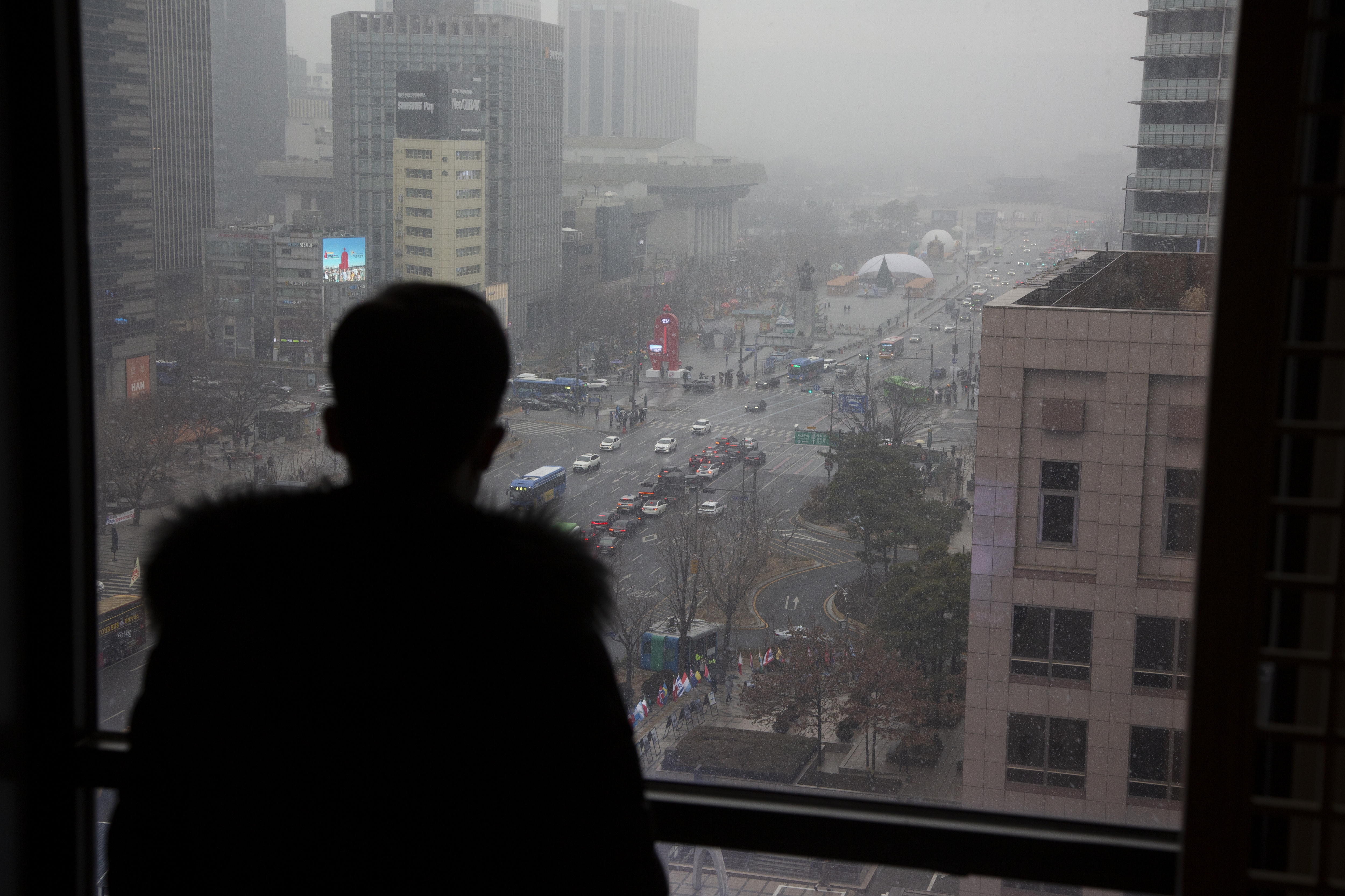 Seoul (Korea, Republic Of), 17/01/2024.- North Korean defector Mr. Kim views the city center area through a window, in Seoul, South Korea, 17 January 2024 (issued 22 January 2024). Mr. Kim is one of few North Koreans who managed to flee and directly reach the South between 2020 and 2023 due to strict border closures during the Covid pandemic. On the night of 06 May 2023, he and his family were able to quietly sail through patrolled waters in the Yellow Sea and cut across the maritime border between both Koreas. Mr. Kim has refused to give his full name in order to protect relatives on both sides of the border. (Corea del Sur, Seúl) EFE/EPA/JEON HEON-KYUN