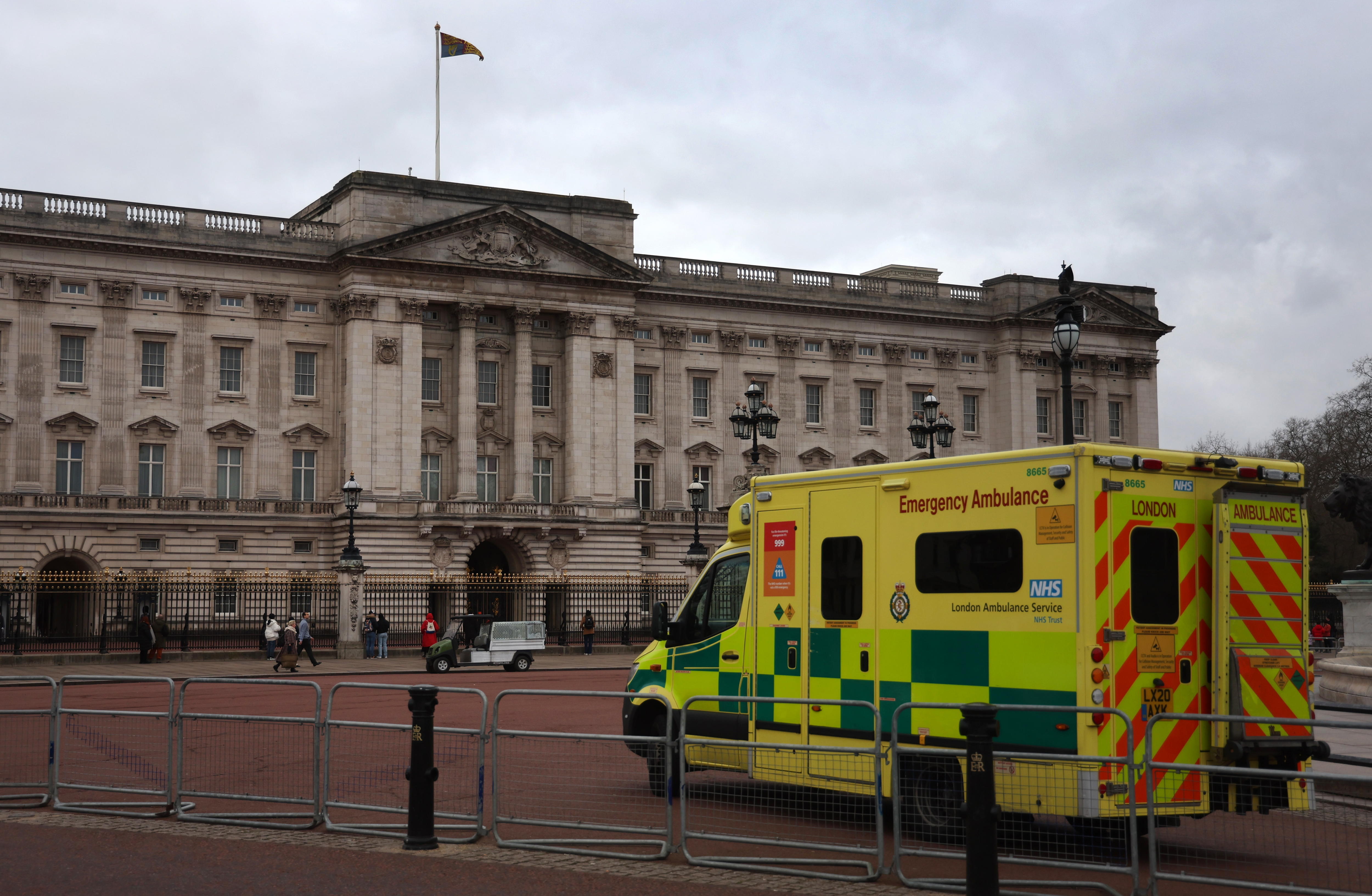 Londres (Reino Unido), 06/02/2024.- Una ambulancia frente al Palacio de Buckingham en Londres, este martes. El Palacio de Buckingham anunció ayer que el rey Carlos III está siendo tratado por cáncer. EFE/ANDY RAIN