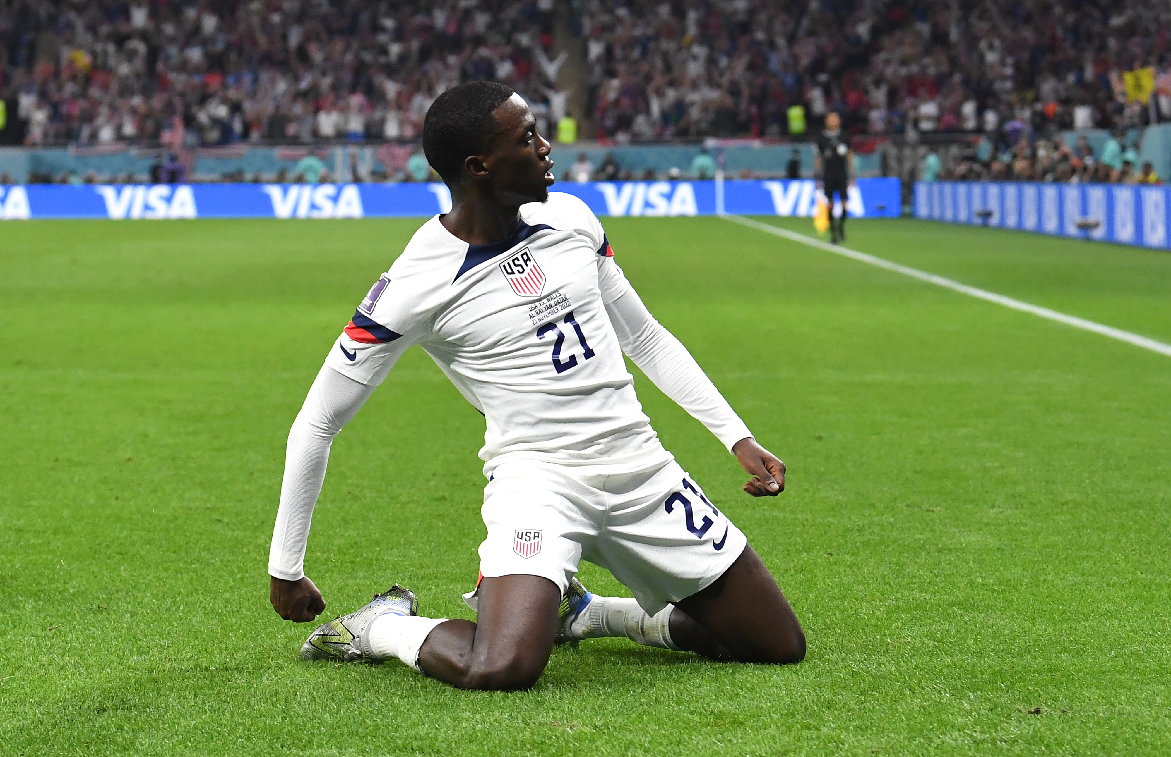 Doha (Qatar), 21/11/2022.- Timothy Weah of the USA celebrates after scoring the opening goal during the FIFA World Cup 2022 group B soccer match between the USA and Wales at Ahmad bin Ali Stadium in Doha, Qatar, 21 November 2022. (Mundial de Fútbol, Abierto, Estados Unidos, Catar) EFE/EPA/Neil Hall