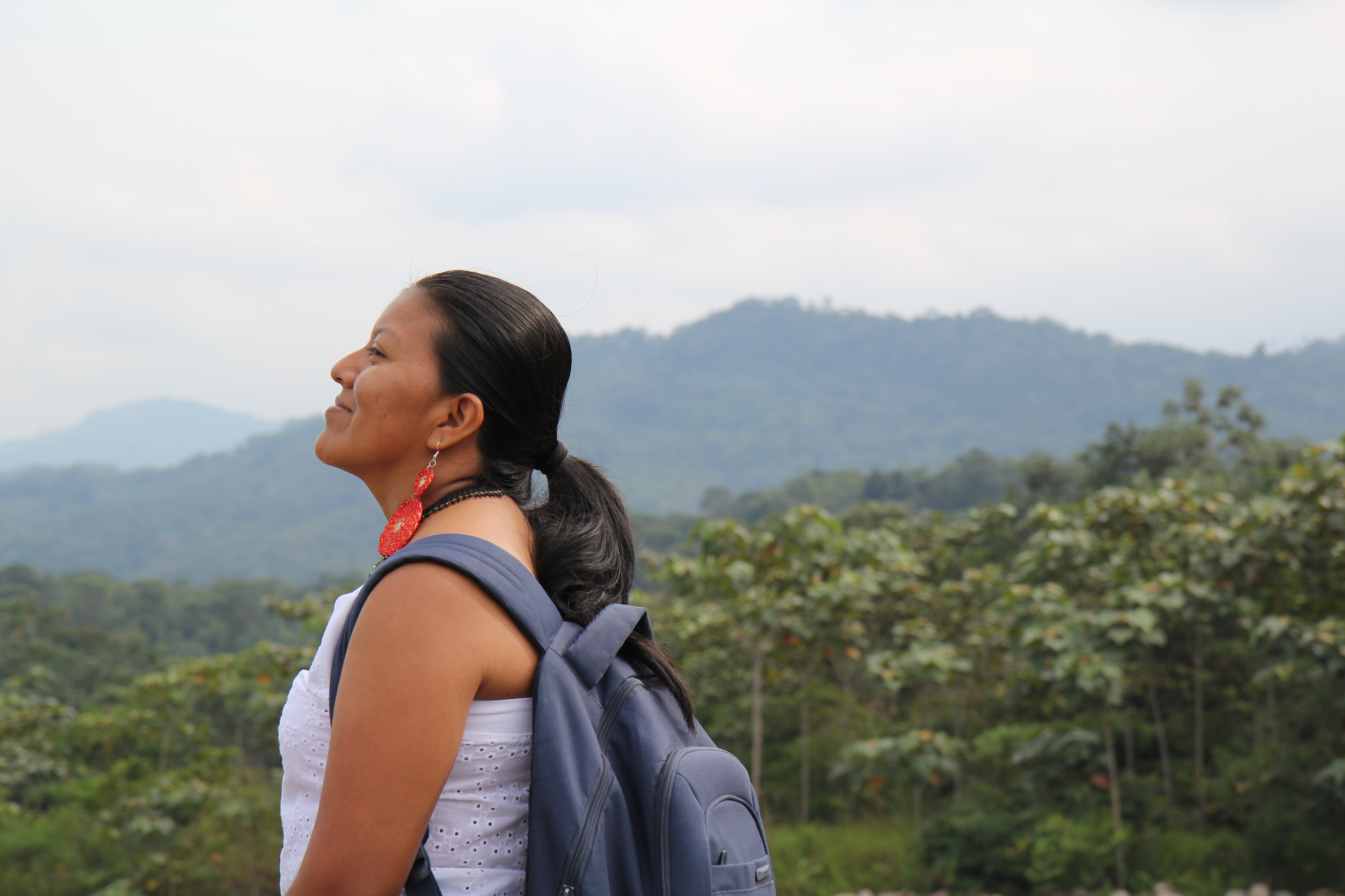 Zulma Ulcue, lideresa indígena Nasa y fundadora de Uma Kiwe agradeciendo al territorio.