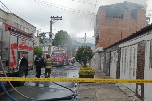Casa de tres pisos se incendió en Puente Aranda: Bomberos atienden la emergencia