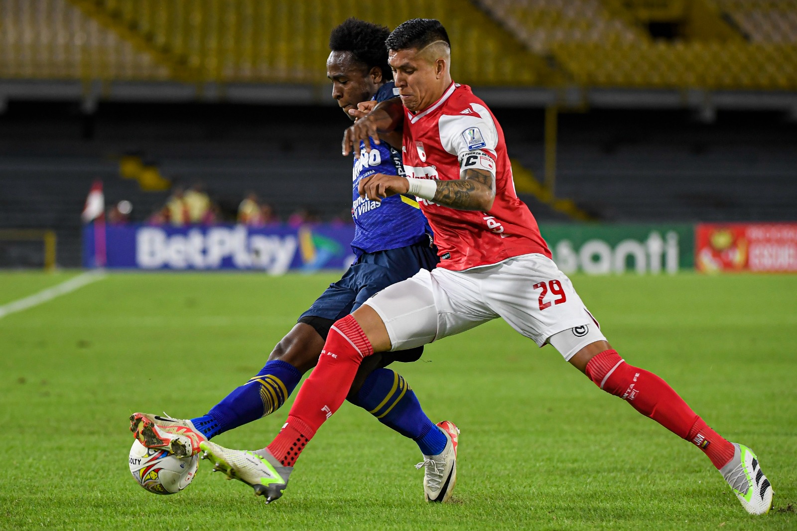 Julián Millán (der.) de Independiente Santa Fe fue un jugador clave para la victoria de los locales en El Campín.