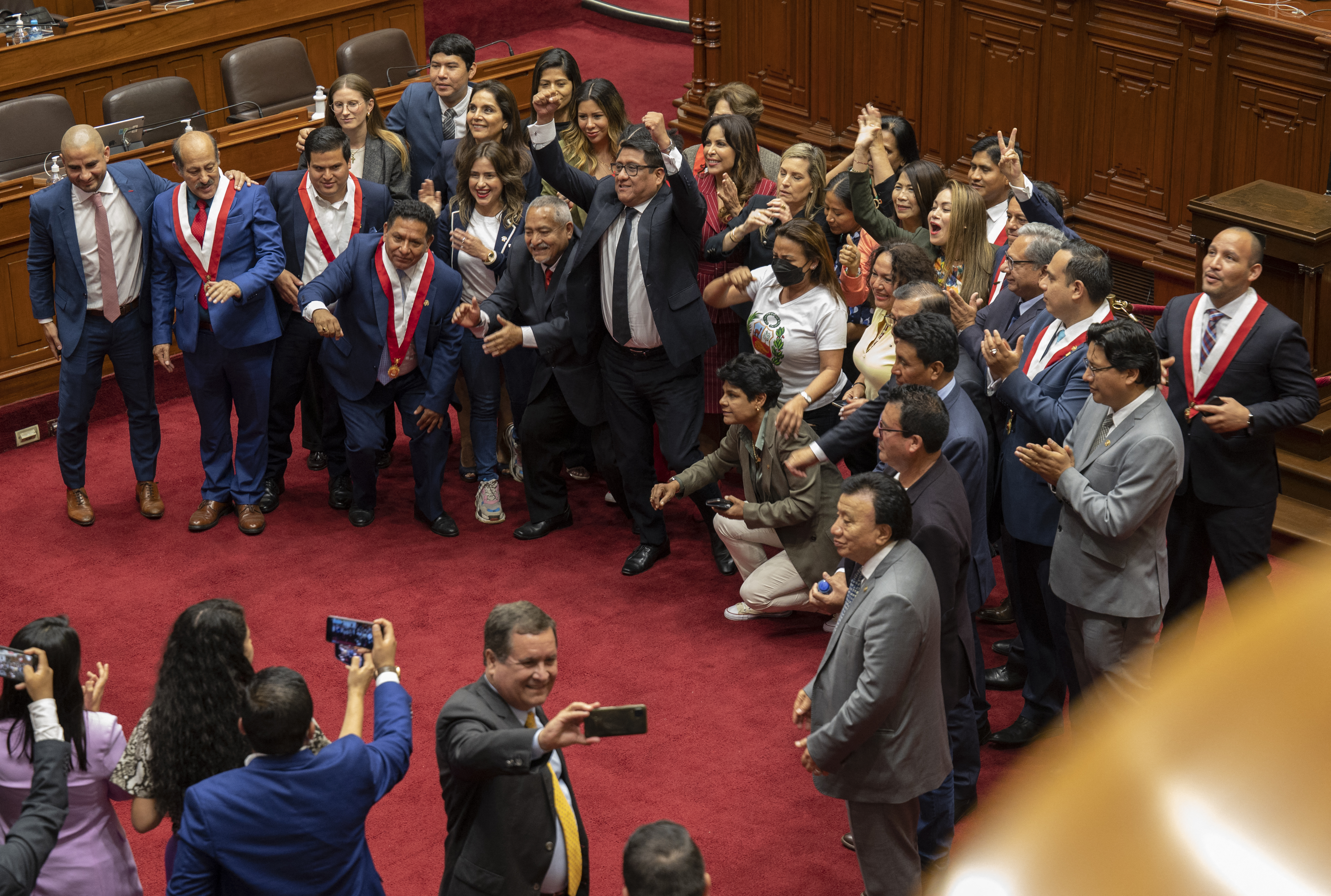 Los congresistas peruanos posan para una fotografía después de la votación por la destitución de Pedro Castillo.