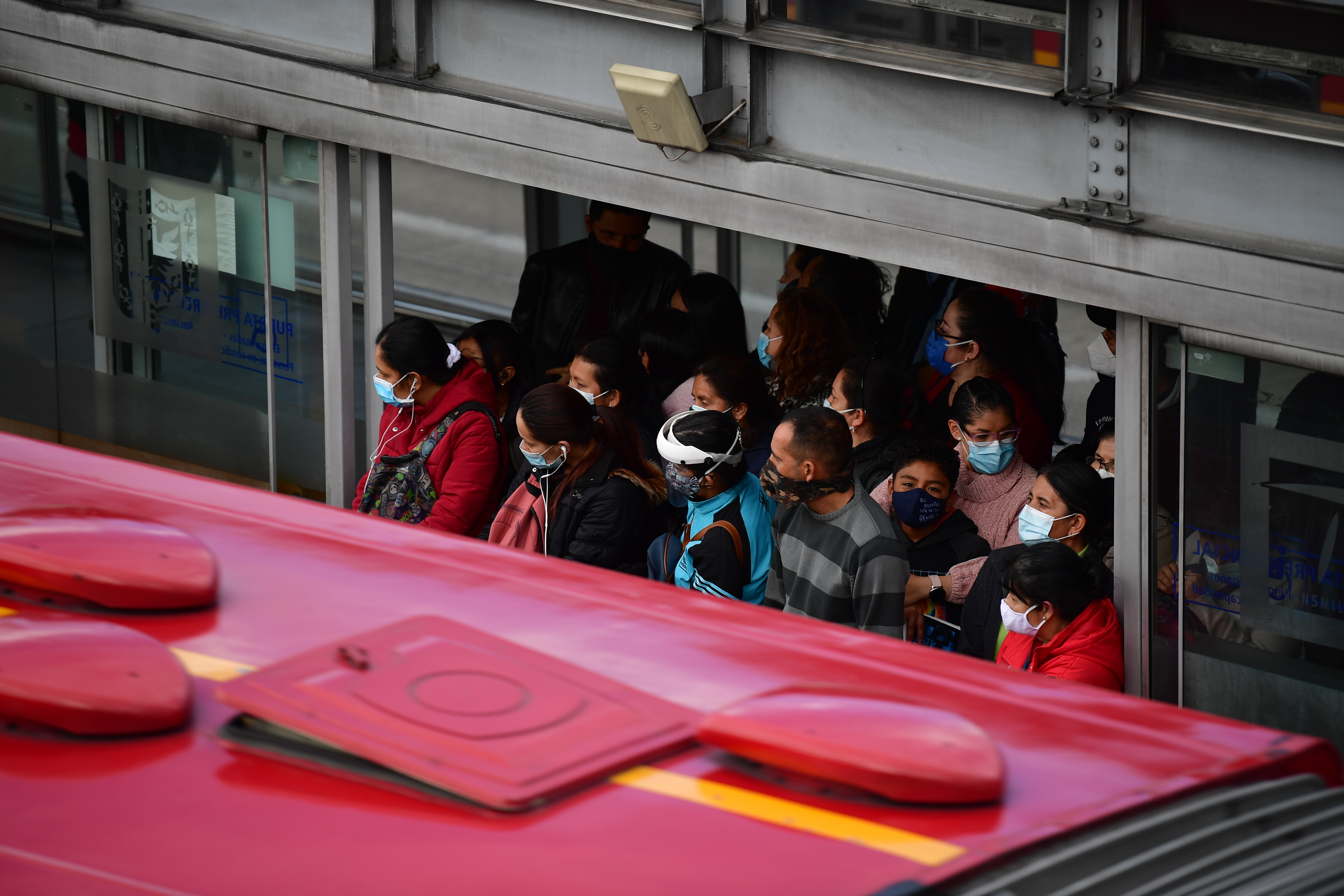 Aglomeraciones en portales, estaciones y buses del sistema de Transmilenio durante la cuarentena por Covid-19.