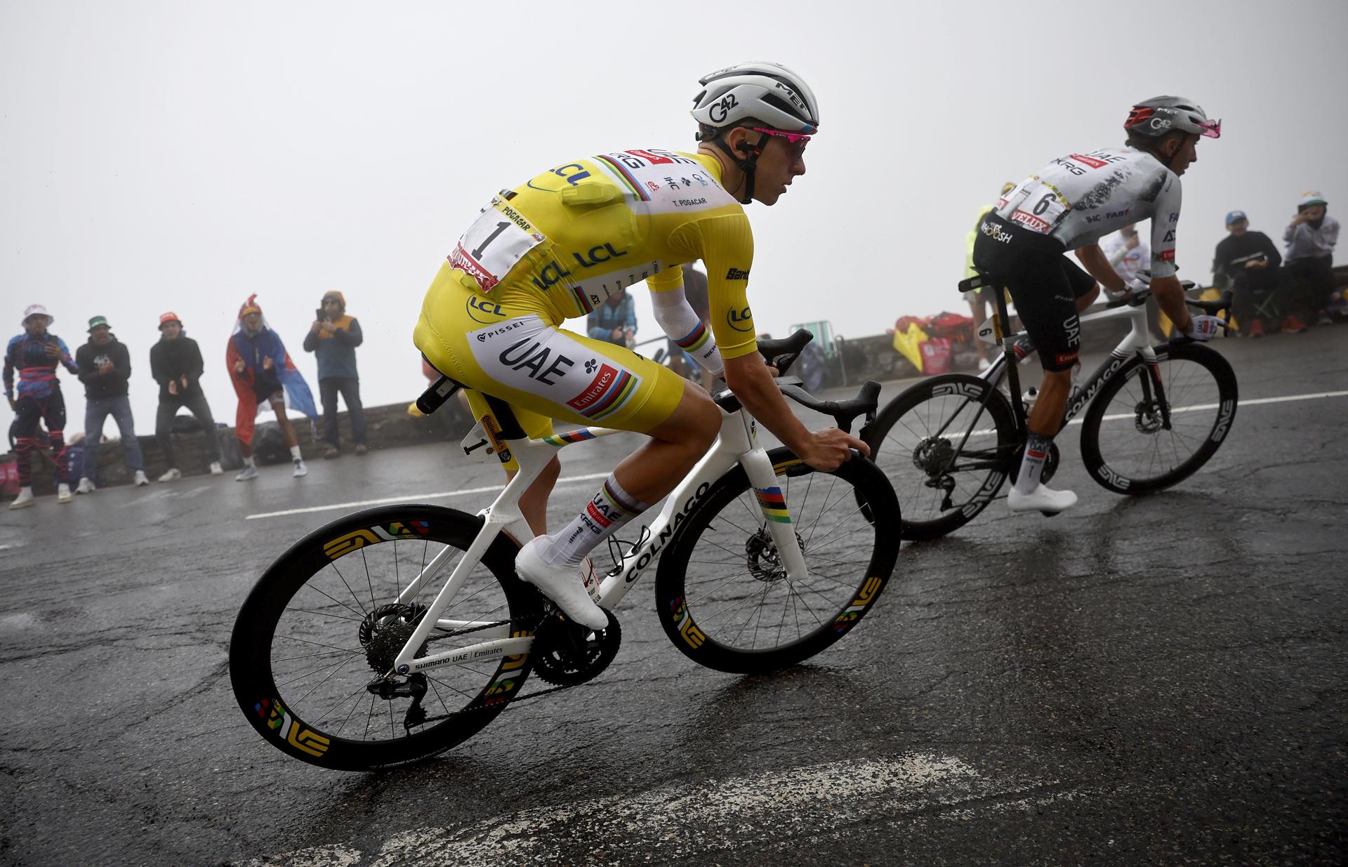(France), 19/07/2025.- Yellow Jersey overall leader Slovenian rider Tadej Pogacar of UAE Team Emirates and Spanish rider Marc Soler (R) of UAE Team Emirates in action at the Col de Peyresourde during the 14th stage of the Tour de France cycling race over 182.6km from Pau to Luchon-Superbagneres, France, 19 July 2025. (Ciclismo, Francia) EFE/EPA/MARTIN DIVISEK