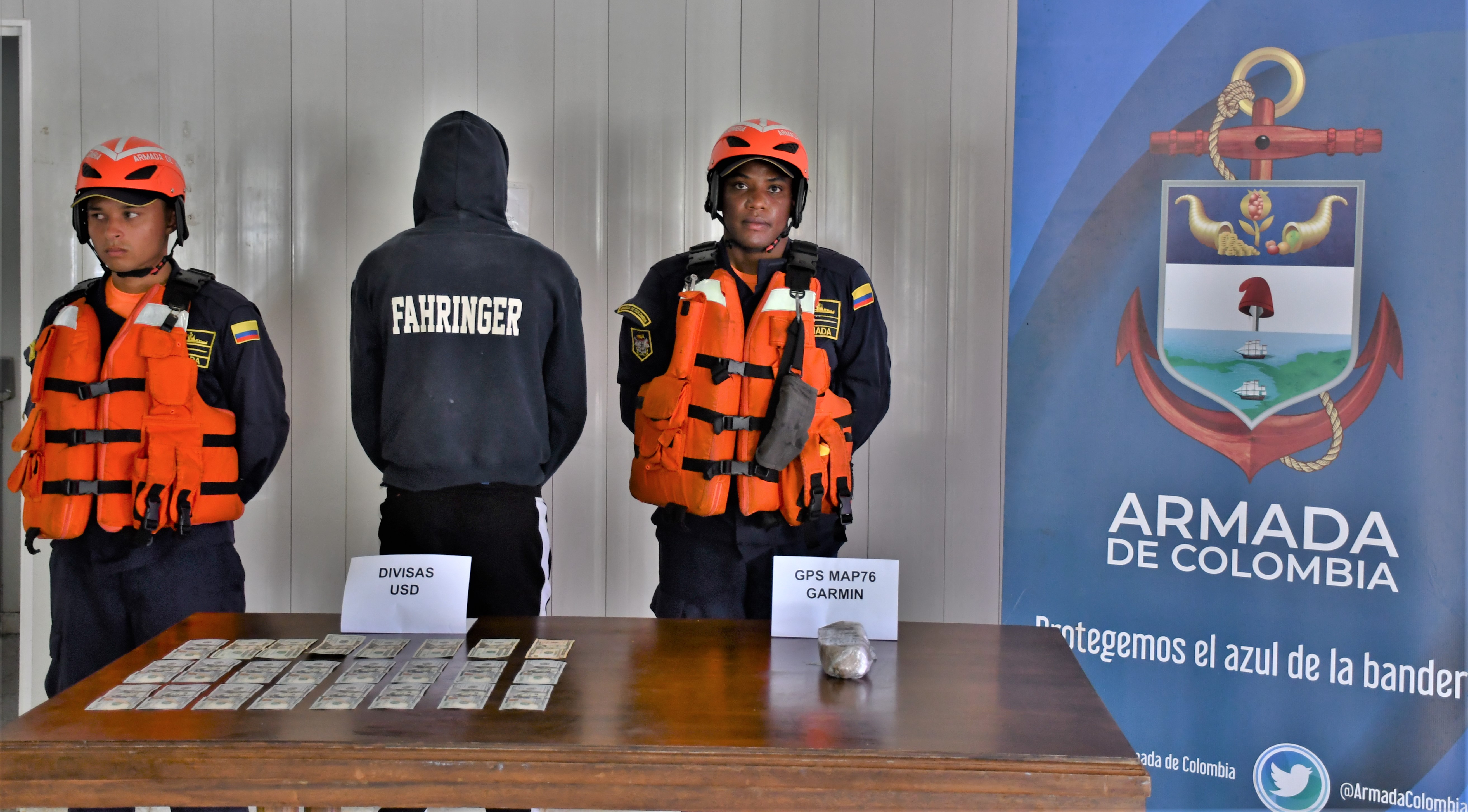 Captura de traficante de migrantes registrada por la Armada Nacional.