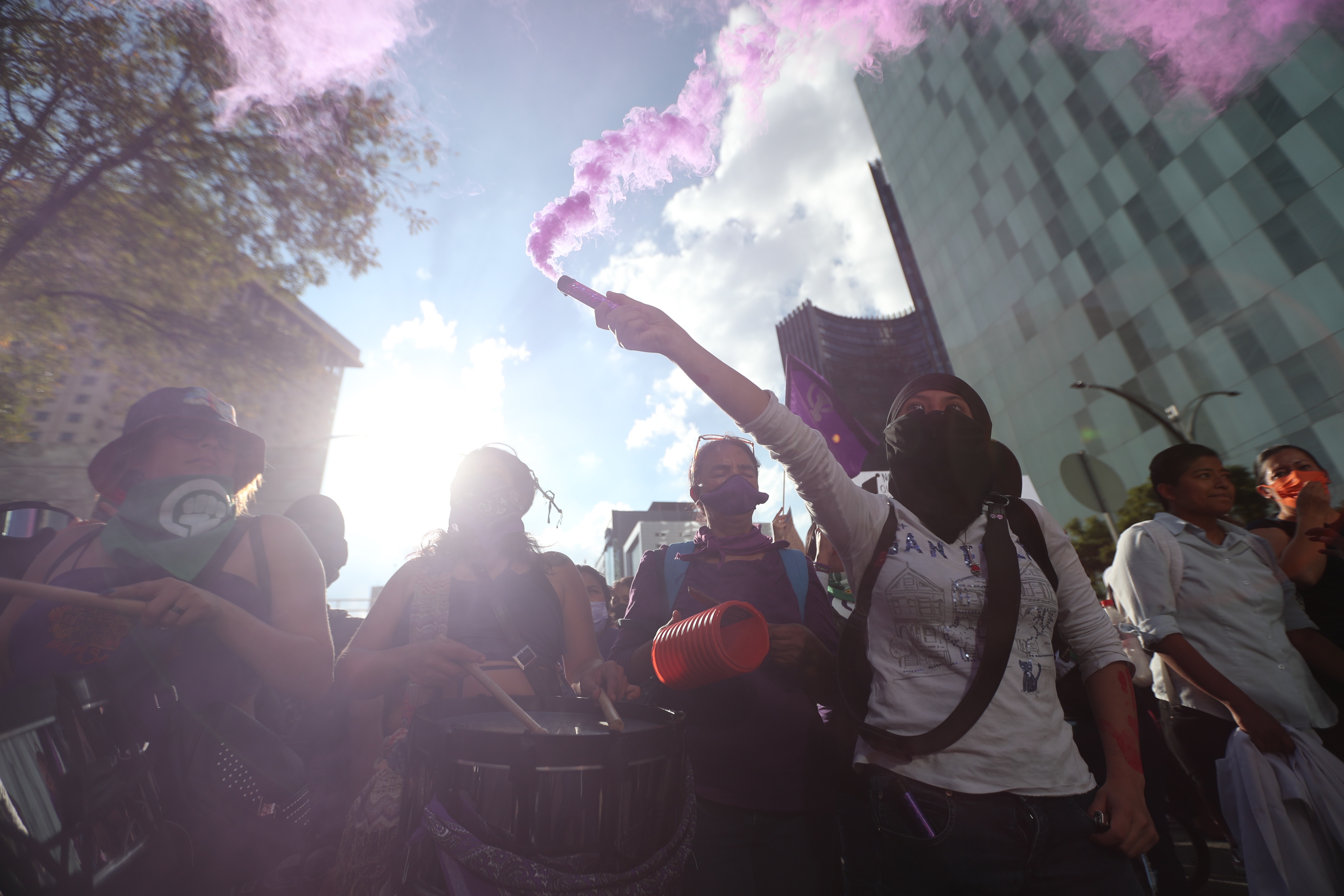 MEX1035. CIUDAD DE MÉXICO (MÉXICO), 25/11/2022.- Cientos de mujeres marchan en conmemoración del Día Internacional de la Eliminación de la Violencia contra la Mujer hoy, en Ciudad de México (México). Centenares de mujeres marcharon en la ciudad de México y en otras ciudades del país como cada 25 de noviembre, cuando se conmemora el Día Internacional de la Eliminación de la Violencia contra la Mujer, para reafirmar su hartazgo ante la violencia de género y los feminicidios que no cesan y la falta de acciones por parte de las autoridades. EFE/ Sáshenka Gutiérrez