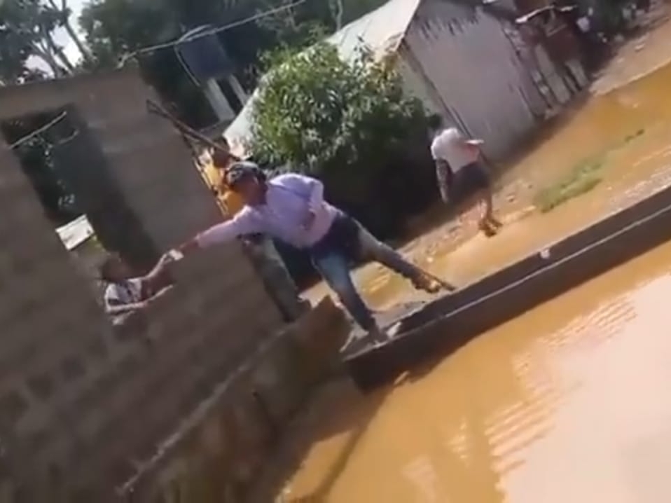 ¡Indignante! En canoa “gota a gota” llega a cobrar cuotas en las casas inundadas