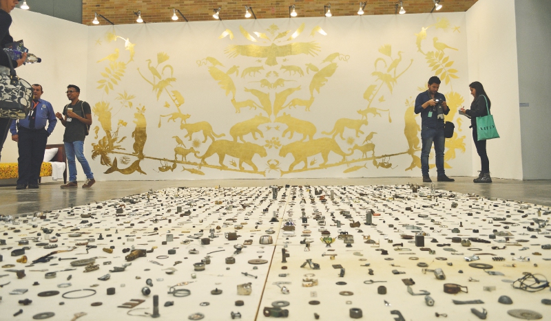 Imagen del salón de Artecámara, de Artbo. En el suelo, una obra de Viviana González. En la pared, una de Sara Herrera. / Sandra Fernández