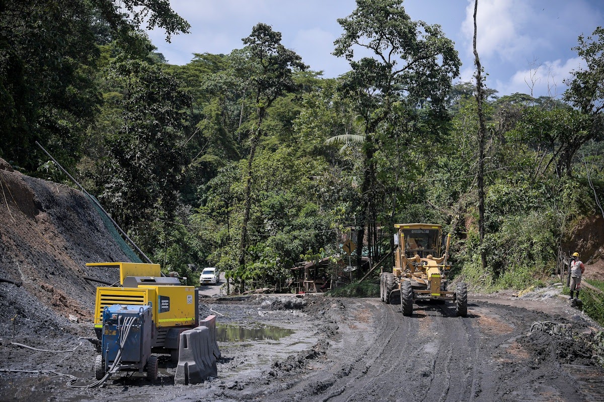 Obras en la Transversal del Sisga durante la cuarentena.