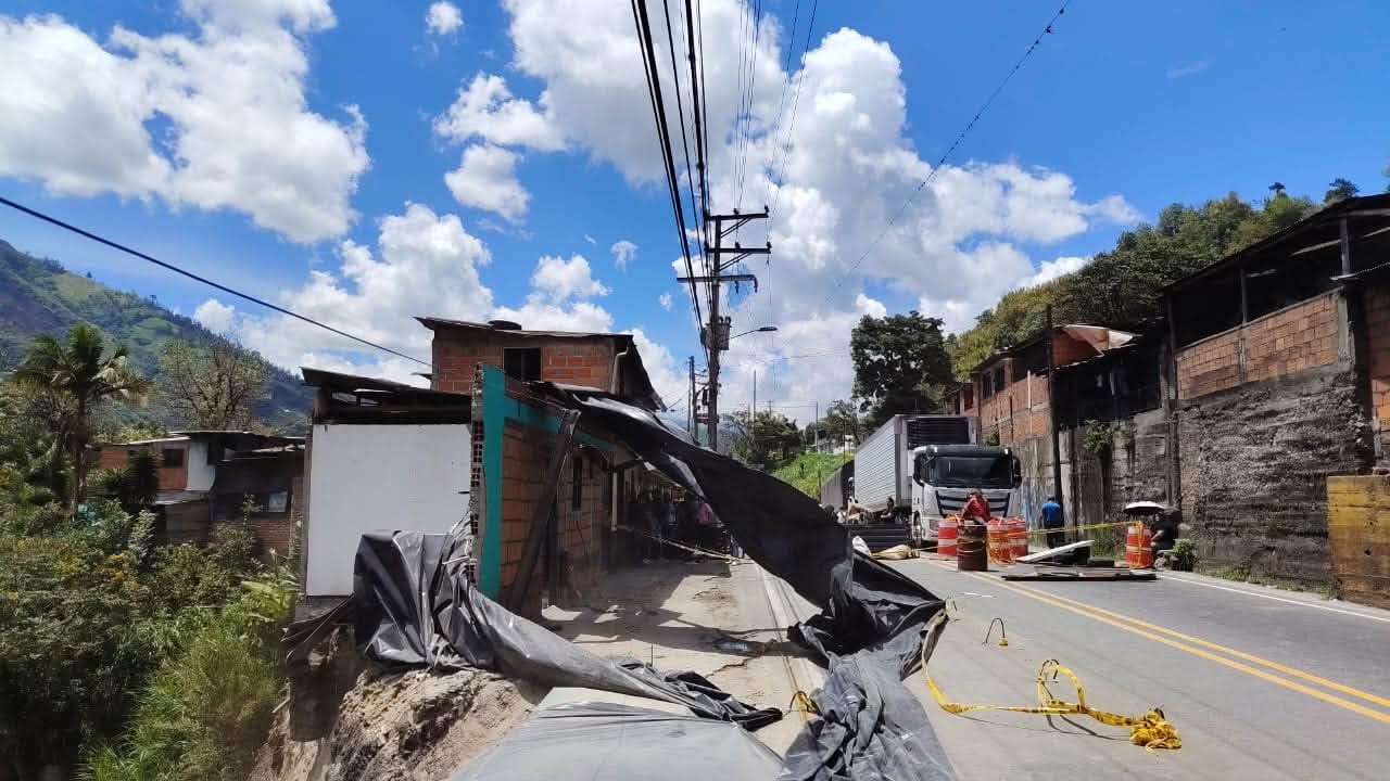 Tres meses duraría el paso a un solo carril por La Línea en Cajamarca; atienden a afectados
