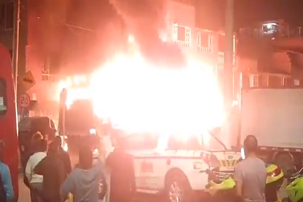 Se investigan causas del incendio de un bus intermunicipal en la localidad de Bosa
