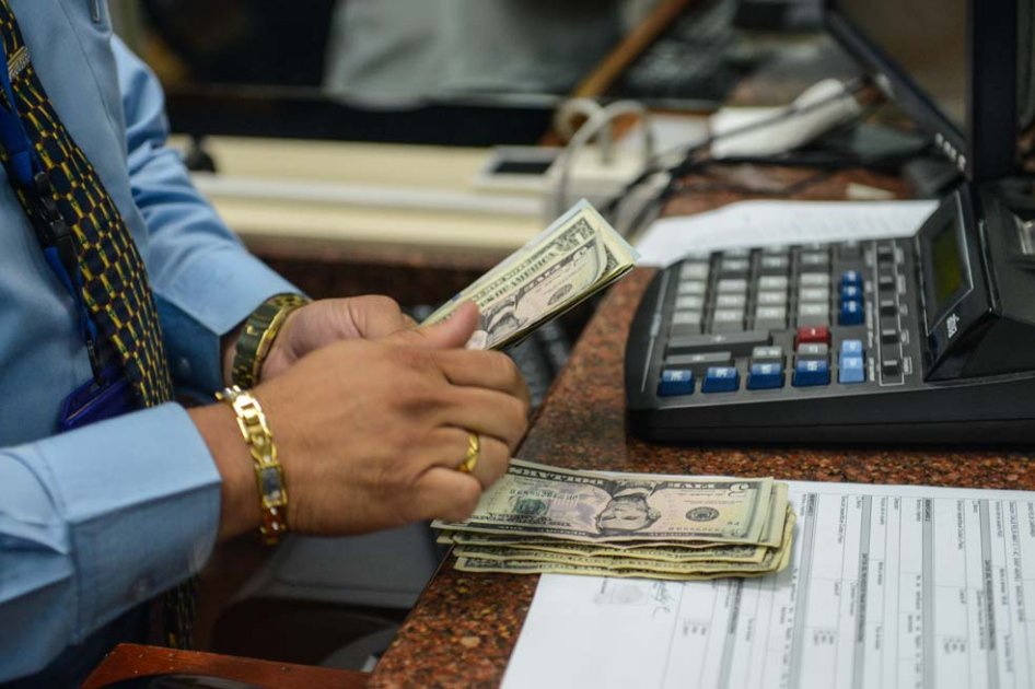 Venezolanos, satisfechos con el inicio del cambio de divisas en efectivo