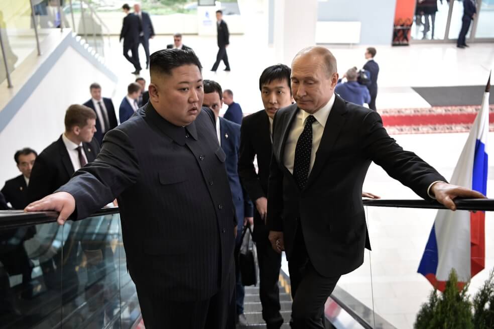 Vladimir Putin junto a Kim Jong un durante su encuentro.  / AFP