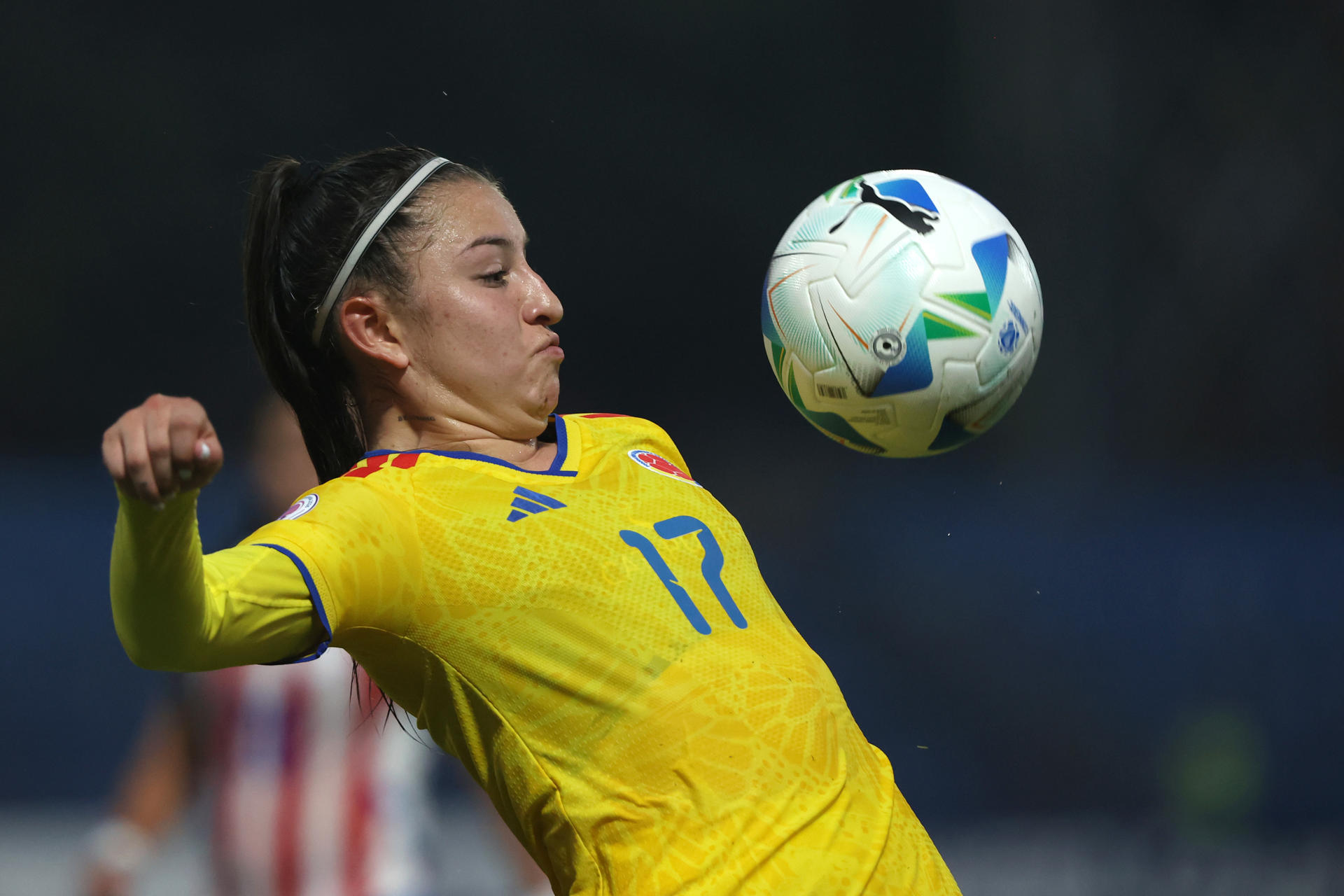AME4476. VILLA ELISA (PARAGUAY), 12/02/2026.- Nikol Rojas de Colombia controla un balón este jueves, en un partido del Sudamericano Femenino Sub-20 entre Paraguay y Colombia en el estadio Luis Alfonso Giagni en Villa Elisa (Paraguay). EFE/ Juan Pablo Pino
