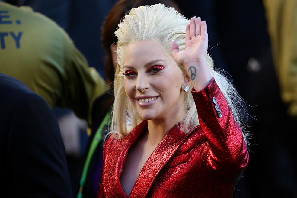 Lady Gaga recibe elogios por su interpretación del himno nacional en Super Bowl 50