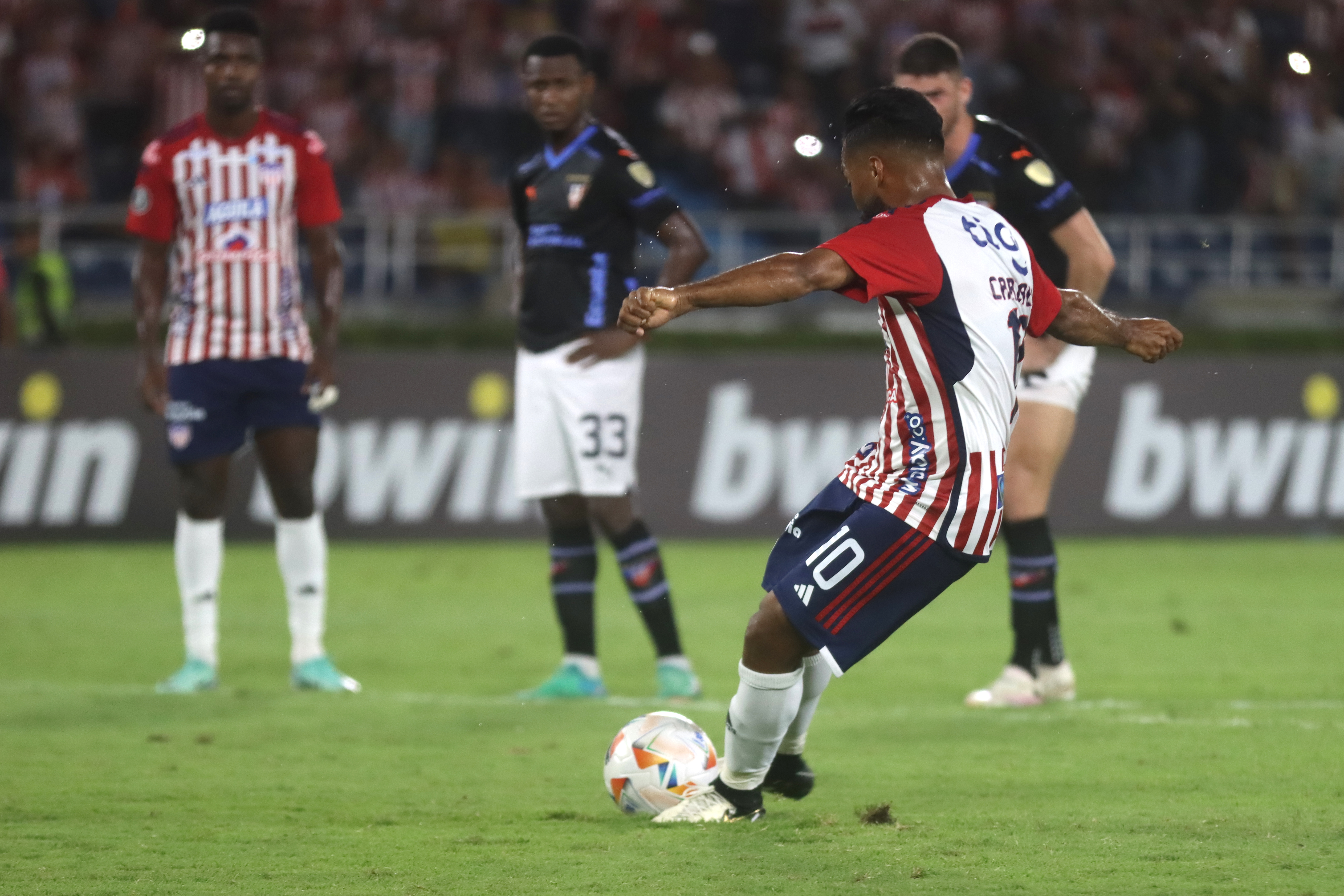 AMDEP434. BARRANQUILLA (COLOMBIA), 23/04/2024.- Luis González de Junior patea un penalti este martes, en un partido de la fase de grupos de la Copa Libertadores entre Junior y LDU Quito en el estadio Metropolitano en Barranquilla (Colombia). EFE/Agencia Kronos