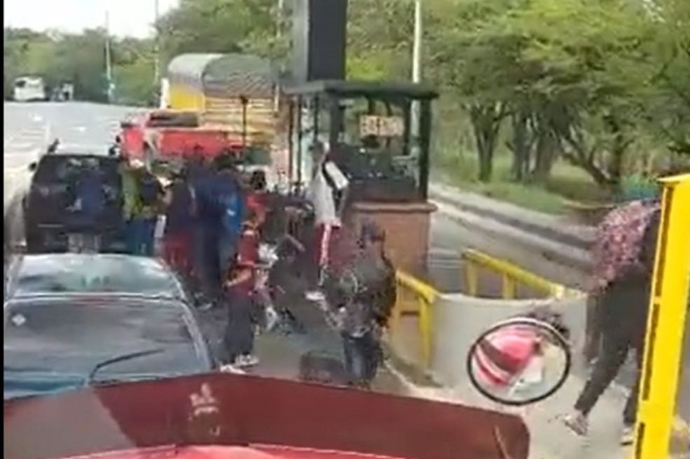 Susto por posible atraco masivo en carretera.