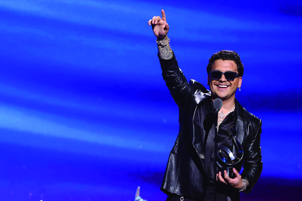 ¡Casi acaban con el estadio! Christian Nodal dejó plantado al público en Medellín