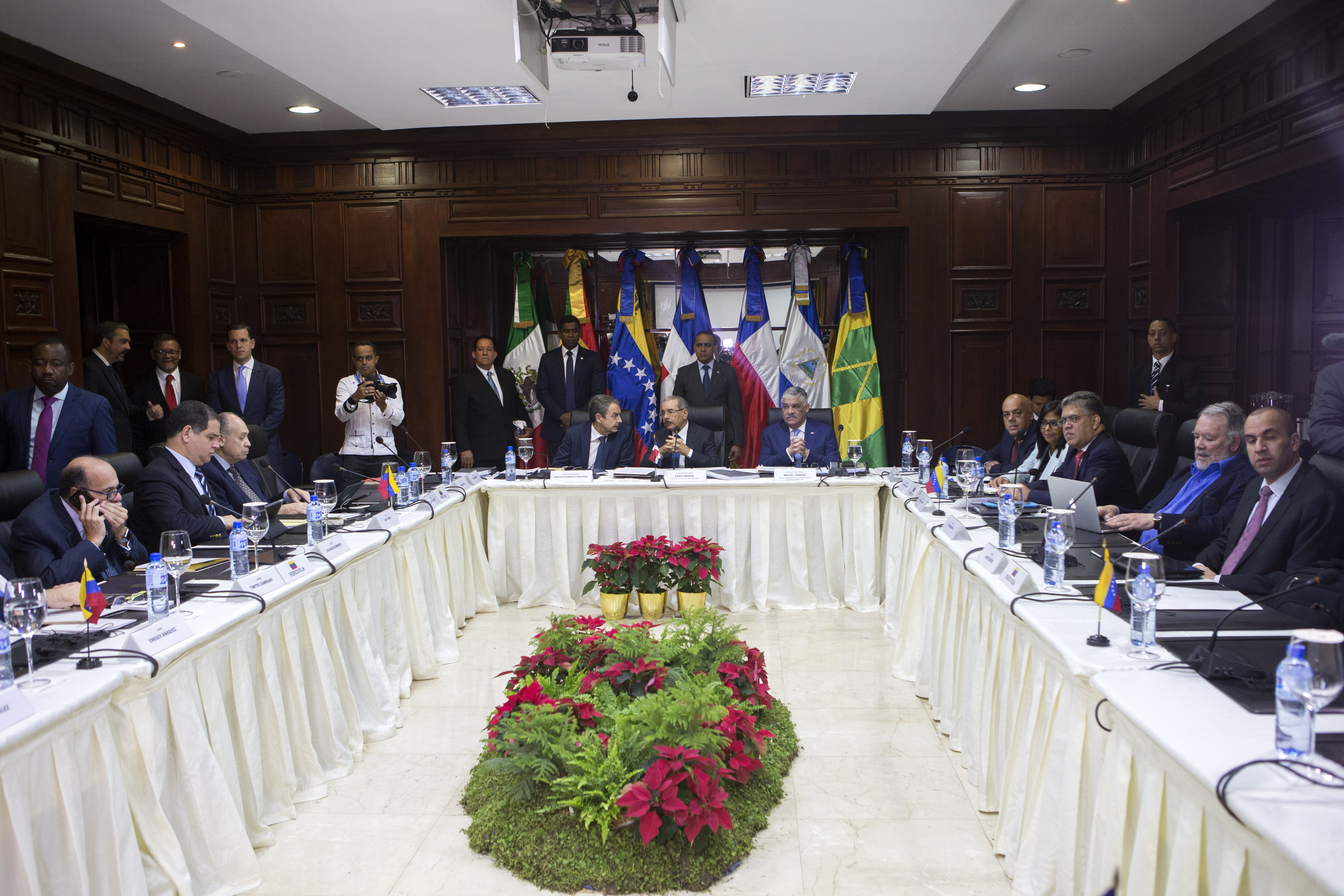 Gobierno y oposición venezolana adelantan negociaciones en República Dominicana