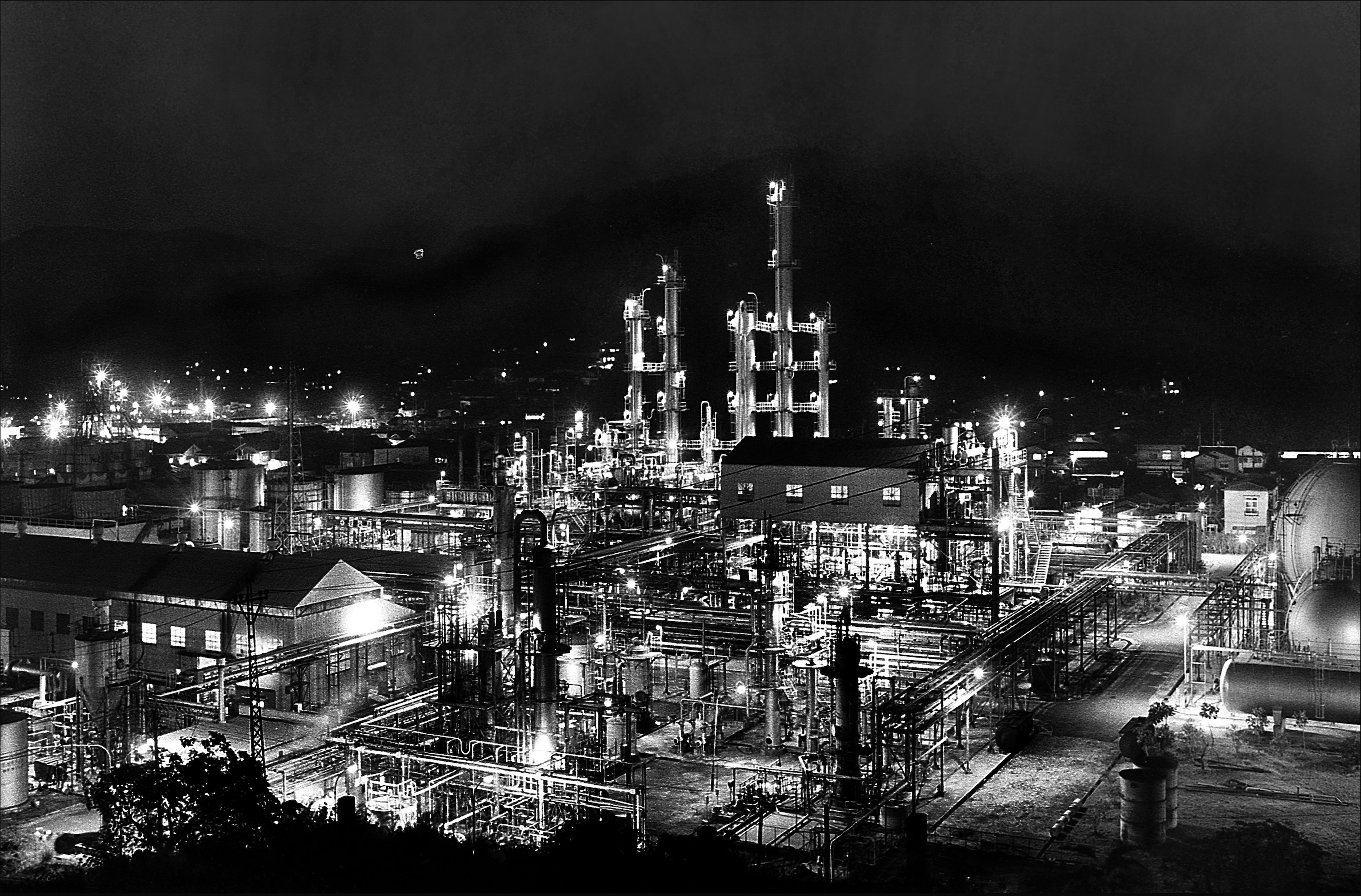La corporación Chisso comenzó con la producción de carburo antes de expandirse a fertilizantes.