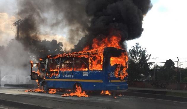 Reportan incendio de bus del Sitp en la Avenida 68 con Calle 66 de Bogotá
