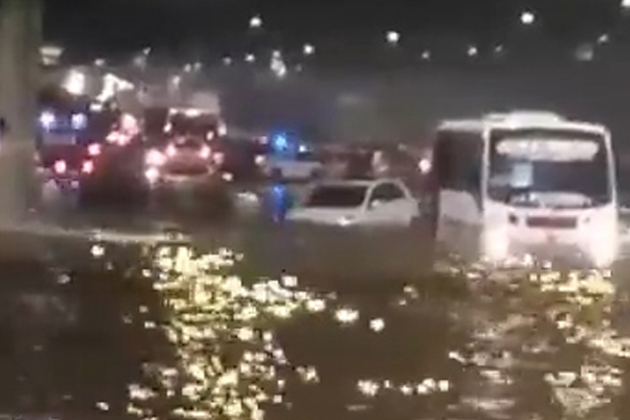 Fuertes lluvias en Medellín: tres vehículos quedaron atrapados en un soterrado