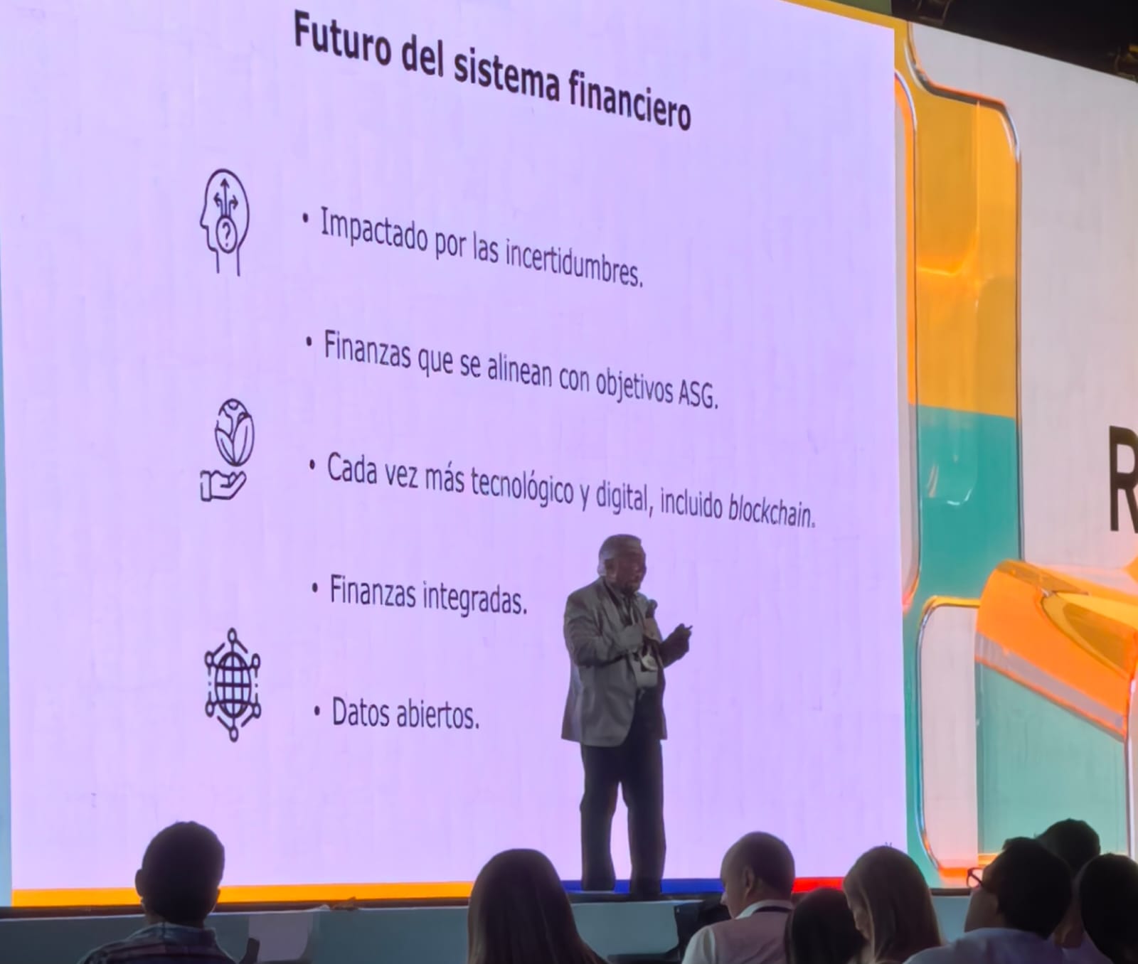 César Ferrari, superintendente financiero.