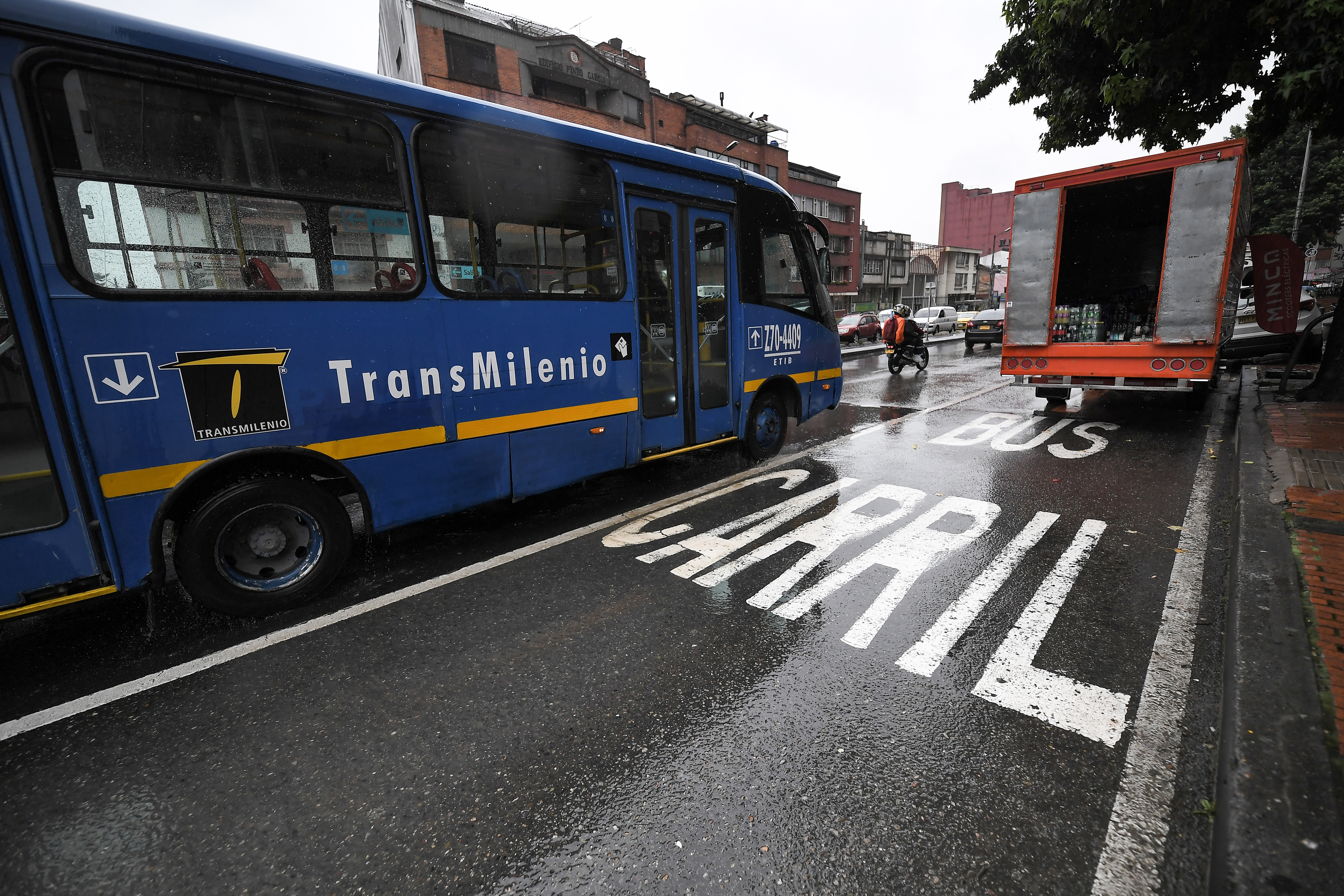 Carril preferencial en la Séptima: una solución invadida por el desorden
