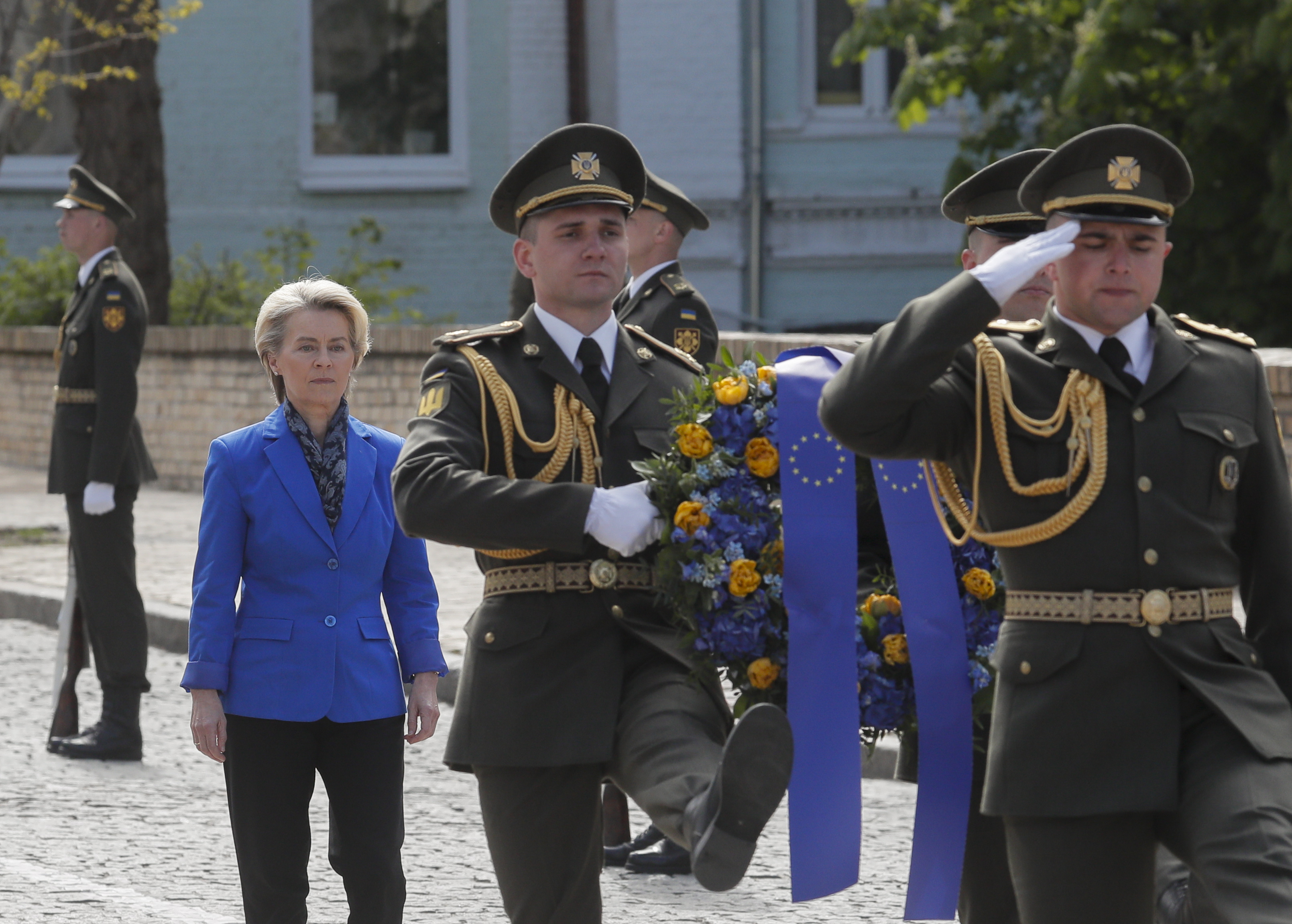 Kyiv (Ukraine), 09/05/2023.- The President of the European Commission Ursula von der Leyen )L) follows soldiers carrying a wreath at the Memory Wall for fallen Ukrainian soldiers near the St. Mykhailivsky Cathedral in Kyiv, Ukraine, 09 May 2023. Von der Leyen arrived in Kyiv to meet with top Ukrainian officials. President Zelensky announced that from now on May 09 will be annually celebrated as 'Europe Day' in Ukraine. Also on that day, some countries mark the 78th anniversary of Victory Day, the unconditional surrender of Nazi Germany on 08 May 1945, and the Allied Forces' victory, which marked the end of World War II in Europe. (Alemania, Rusia, Ucrania) EFE/EPA/SERGEY DOLZHENKO