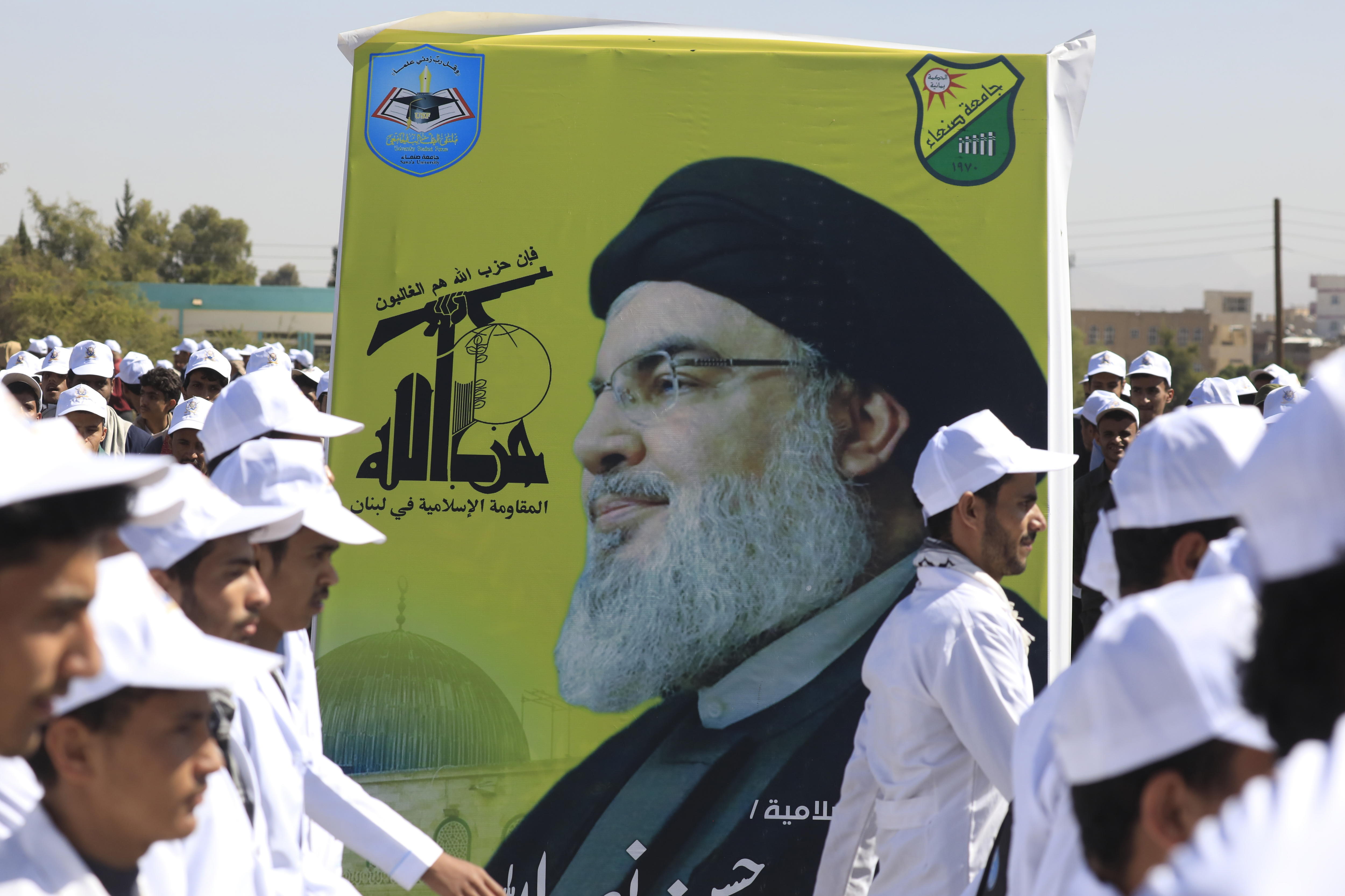 Sana'a (Yemen), 04/12/2024.- Houthis-recruited university students march past a banner showing late Hezbollah leader Hassan Nasrallah during a parade in solidarity with the Palestinian people, in Sana'a, Yemen, 04 December 2024. Yemen's Houthis have been recruiting hundreds of university students as part of a mobilization campaign amid tensions with the US and Israel. The Houthis keep up drone and missile attacks on Israel and shipping lanes in the seas around Yemen, in retaliation for the US and British support for Israel's military operations in the Gaza Strip. (Hizbulá/Hezbolá) EFE/EPA/YAHYA ARHAB