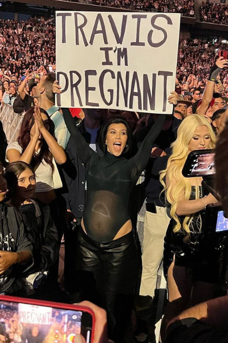Fotos: Kourtney Kardashian presumió su pancita de embarazo por primera vez