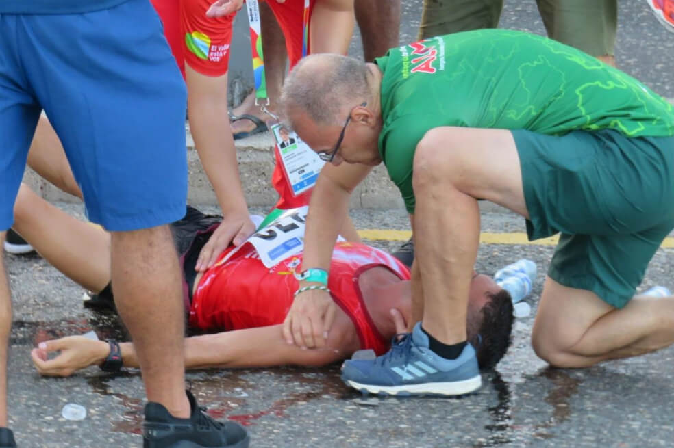 Marchista de Valle se desmaya en plena competencia y es atendido por médico de Antioquia