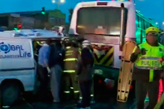 Drama en rescate de enfermera atrapada en ambulancia tras accidente